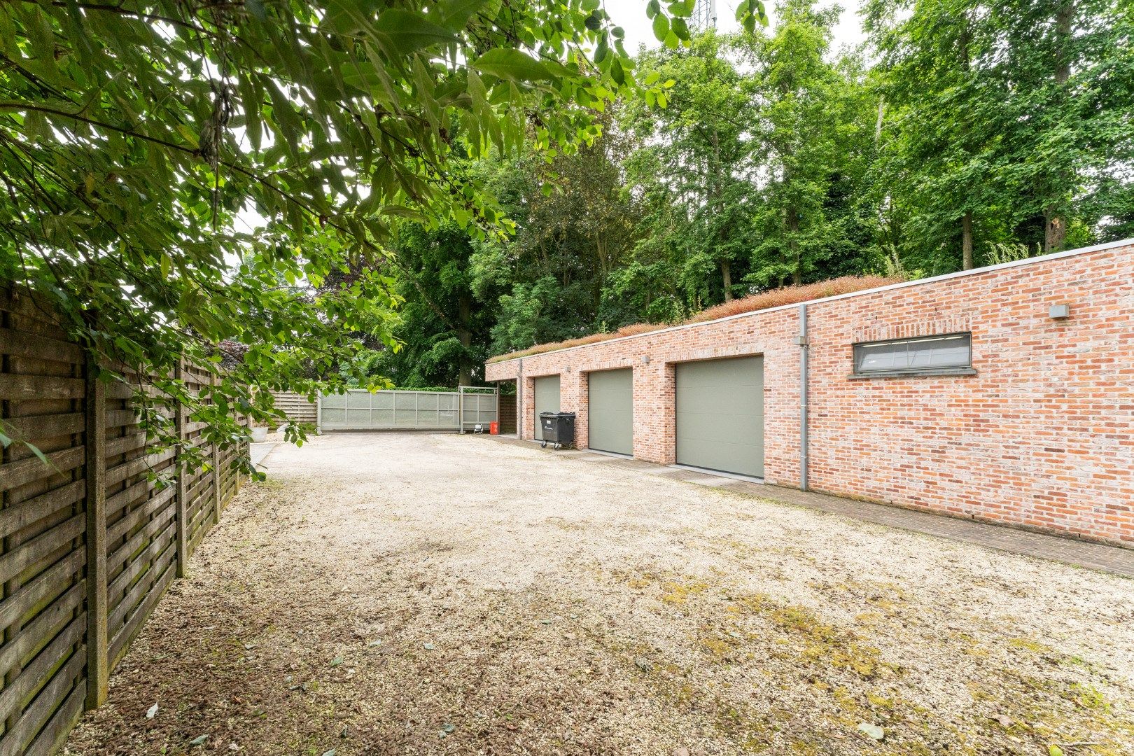 PRACHTIGE WONING MET EIKEN BIJGEBOUW | HANDELSRUIMTE & 4 GARAGES!!!  foto 11