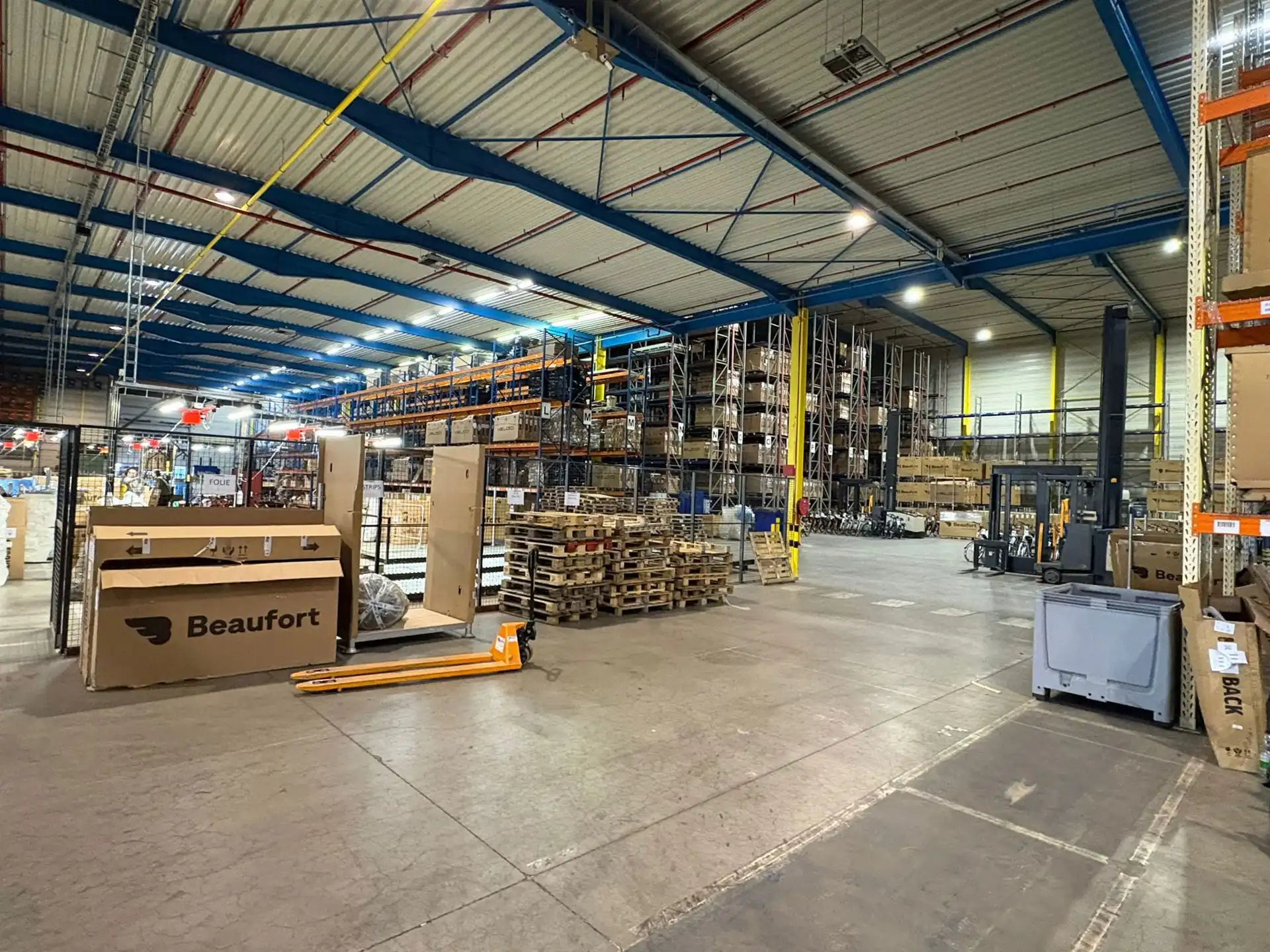 Hoge magazijnruimte van 5.400m² met hoogtes van  ca. 9m en ca. 14m foto 9