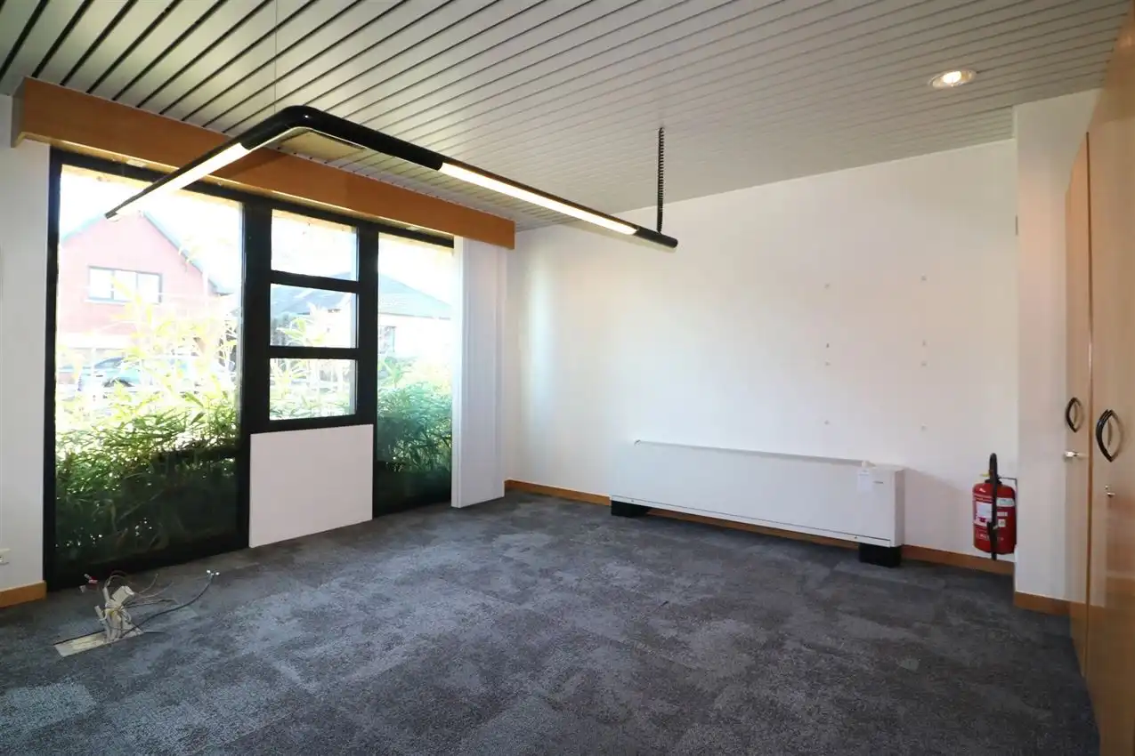 Gunstig gelegen handelszaak met grote zichtbaarheid en parking foto 23