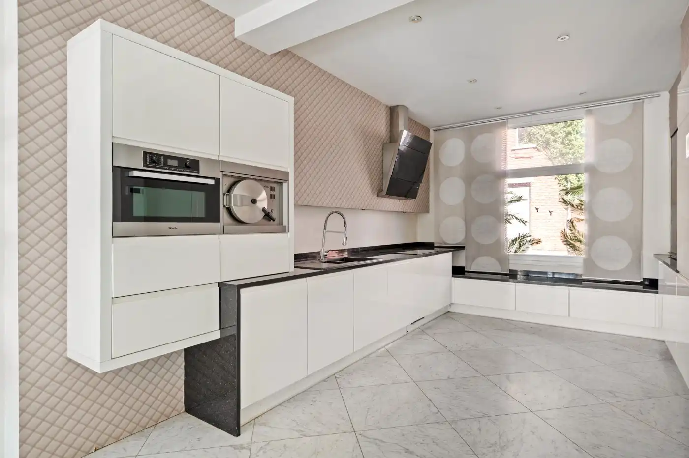 Verrassend ruime, charmante woning met 3 à 4 slpk. in centrum Ekeren foto 5