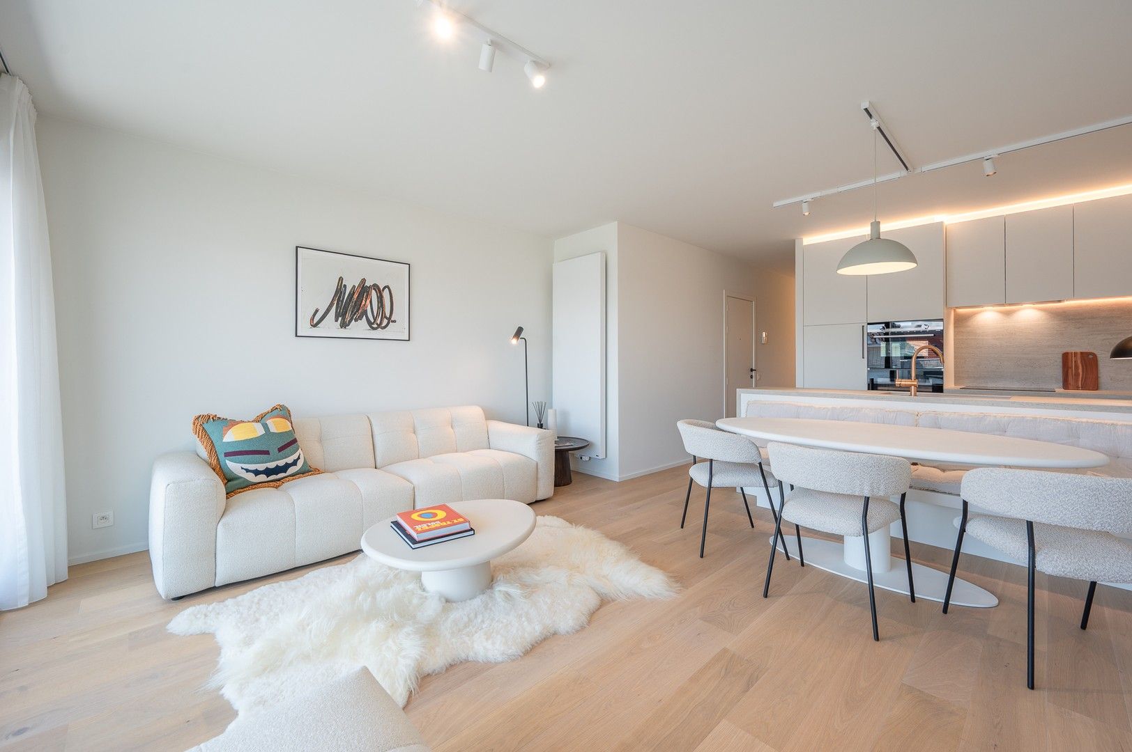Volledig gerenoveerd appartement met zuidgericht terras heel centraal gelegen op de Kustlaan. foto 2