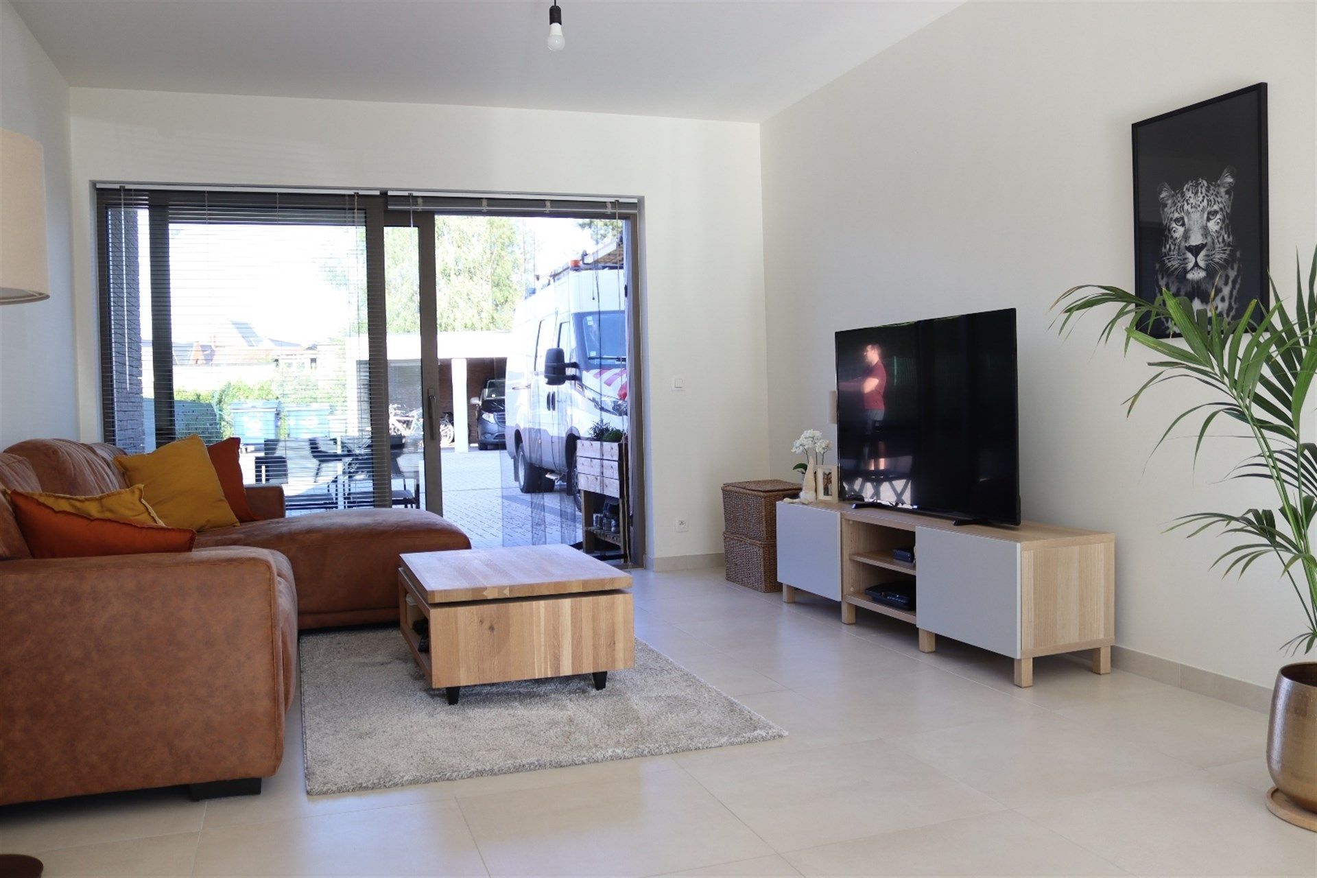 Ruim instapklaar gelijkvloers appartement met terras en caport. foto 3