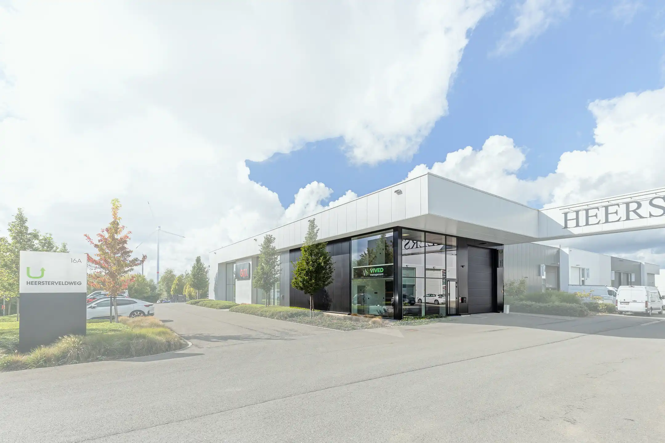 VOLLEDIG AFGEWERKT EN INSTAPKLAAR BEDRIJFSGEBOUW foto 3