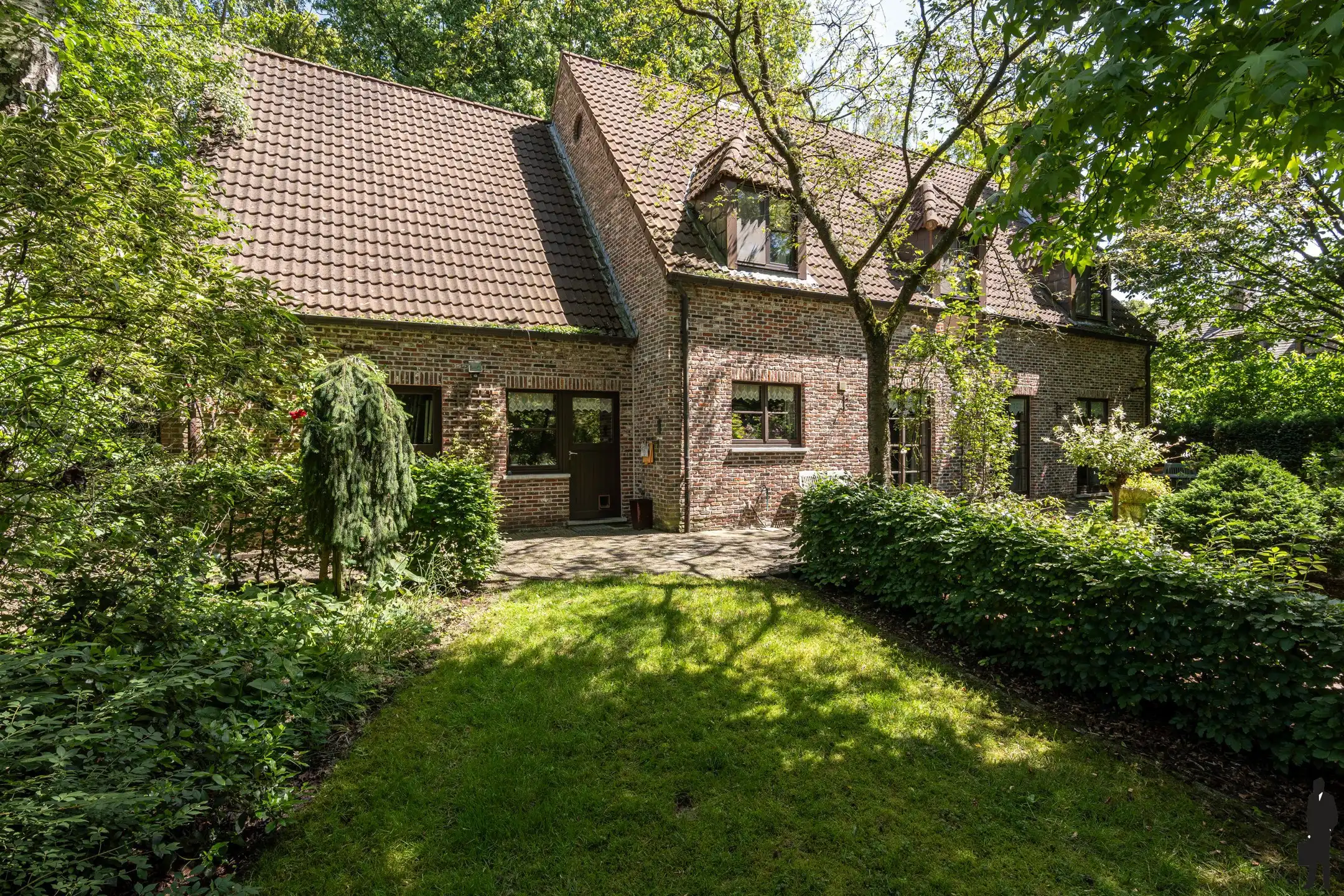 Hoofdfoto van de publicatie: Te renoveren woning met 6 slpk. op 2.581 m²