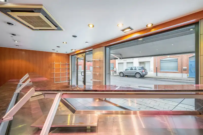 Lauwe-Centrum. Uitstekende gelegen handelseigendom : wonen en werken met 4 slaapkamers met tuin en aparte ingang garagegebouw en parking. POLYVALENTE EIGENDOM MET POTENTIEEL ! foto 4