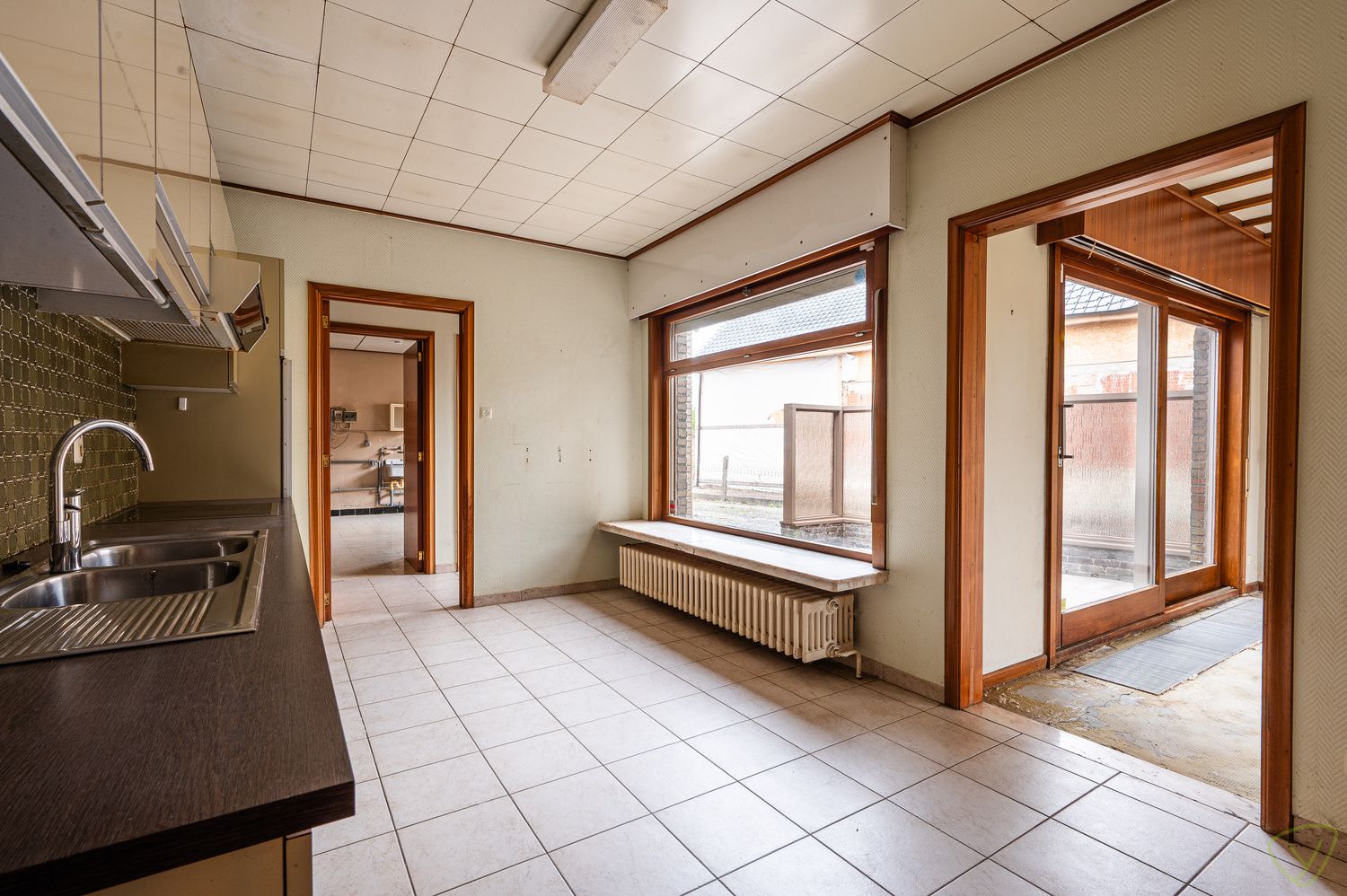 Verrassend ruime te renoveren woning te Oosteeklo! foto 8