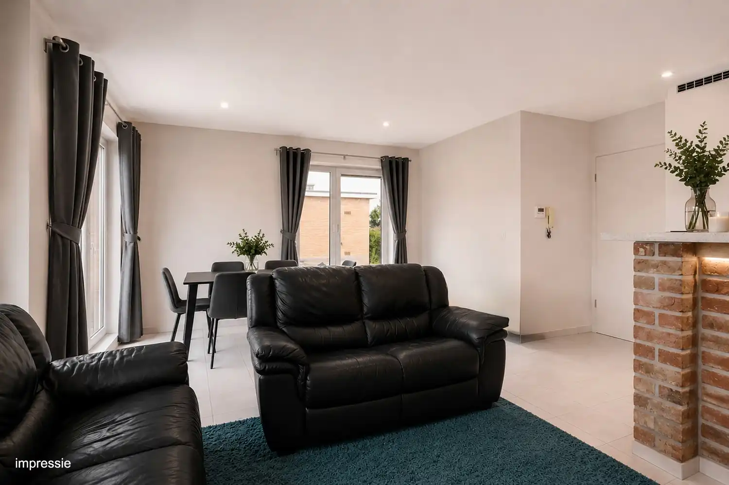 Instapklaar 2-slaapkamer appartement met royale garagebox en autostaanplaats! foto 5