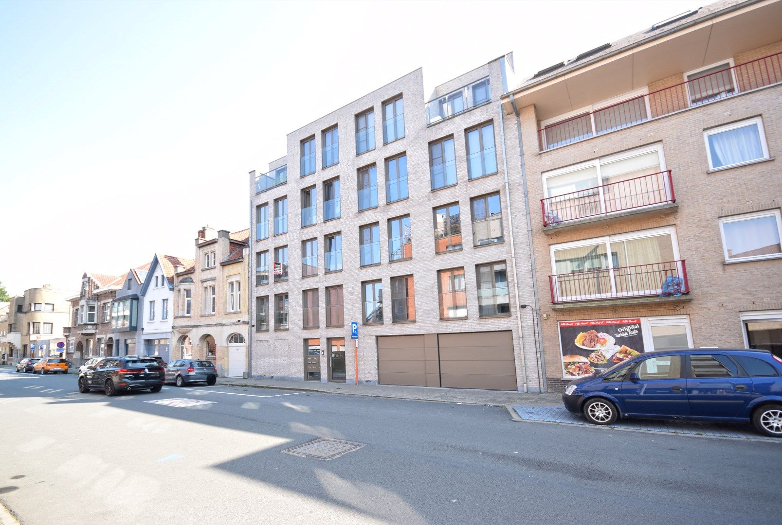 Ruim en recent appartement met kelderberging en garage in Roeselare, nabij centrum foto {{pictureIndex}}