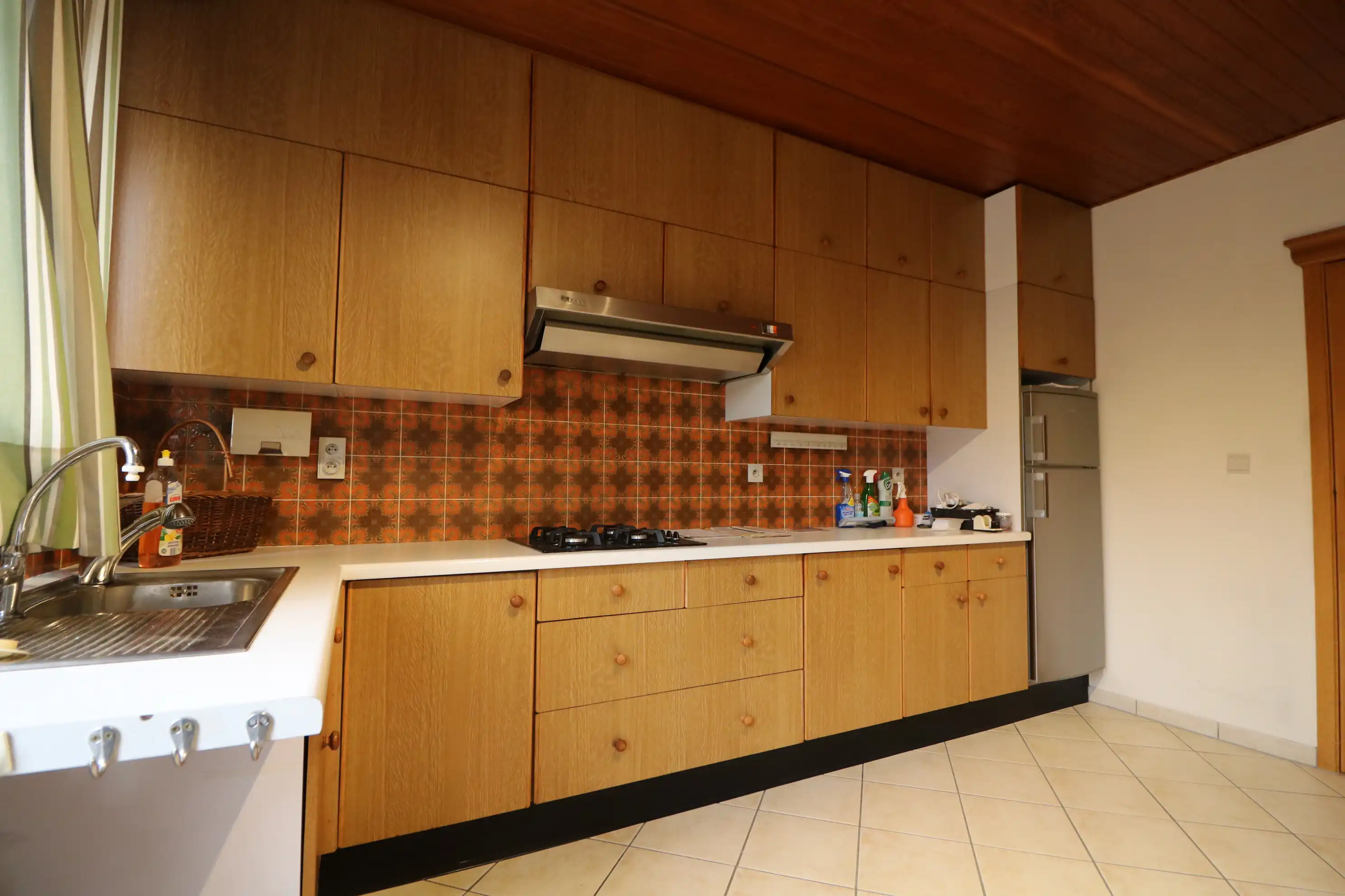  Zeer ruime woning met 5 slaapkamers, garages (8 wagens) en werkplaats. foto 6