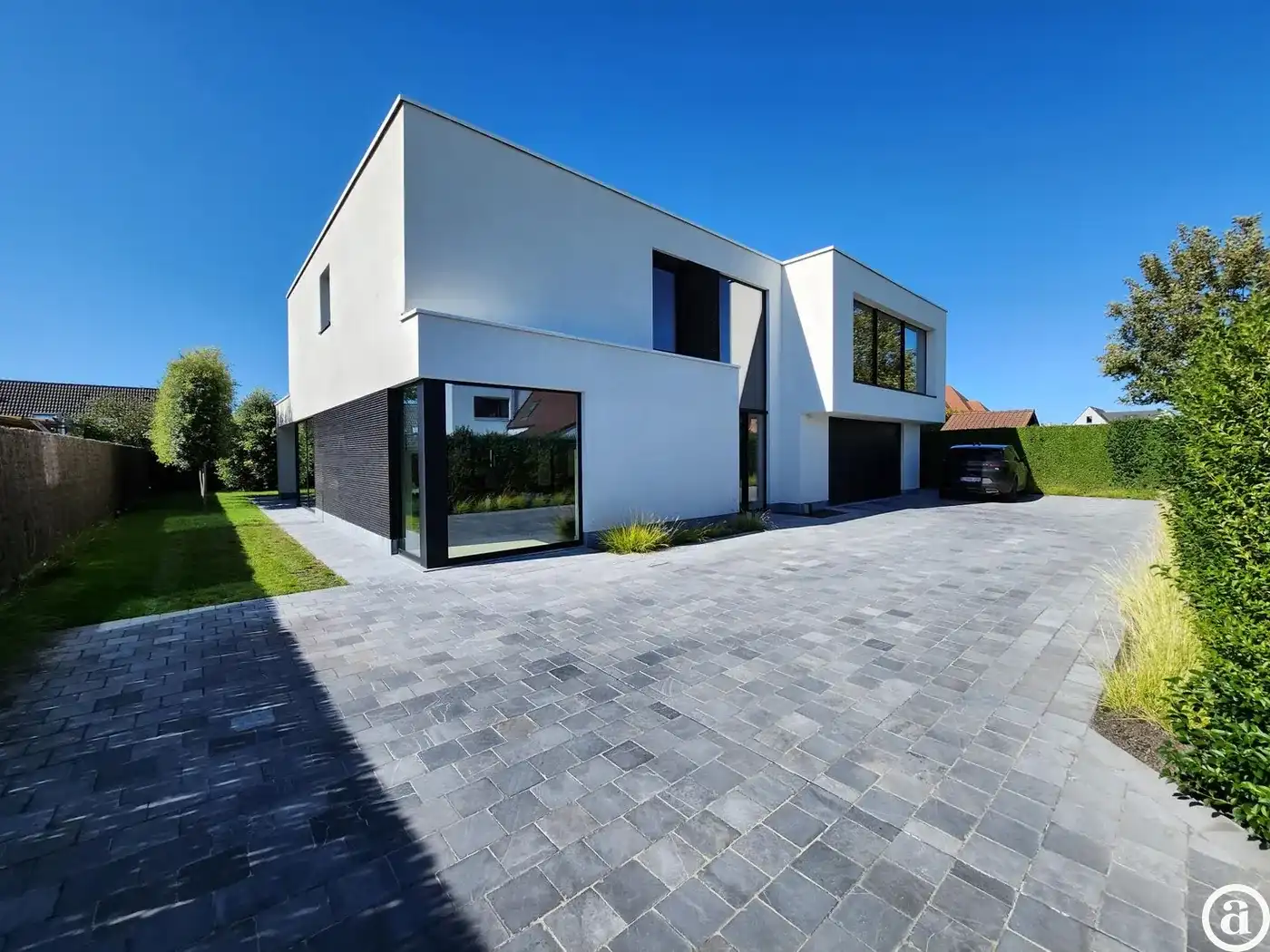 Recente alleenstaande villa centraal gelegen vlakbij het centrum van Knokke. foto {{pictureIndex}}