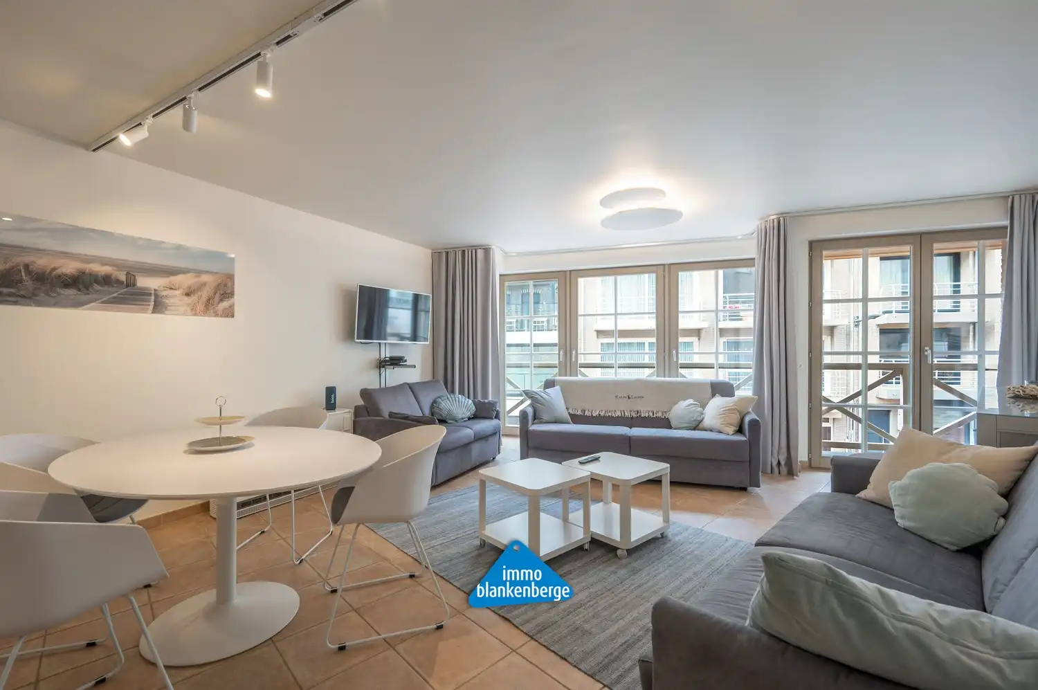 Instapklaar gemeubeld  éénslaapkamerappartement op topligging aan de zee in Blankenberge foto 2