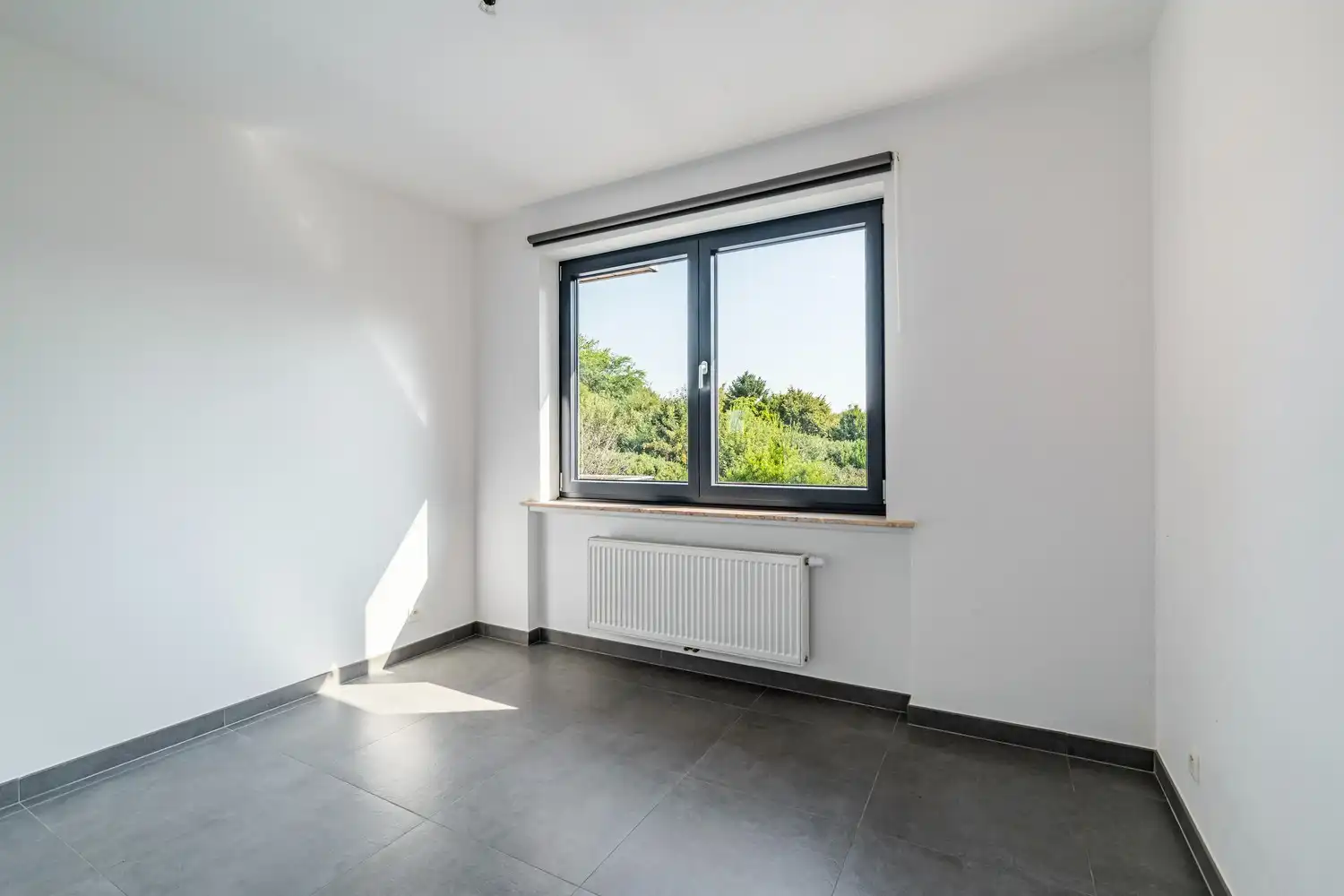 Volledig gerenoveerd 2-slaapkamerappartement met garage in Sint-Pieters-Leeuw foto 14