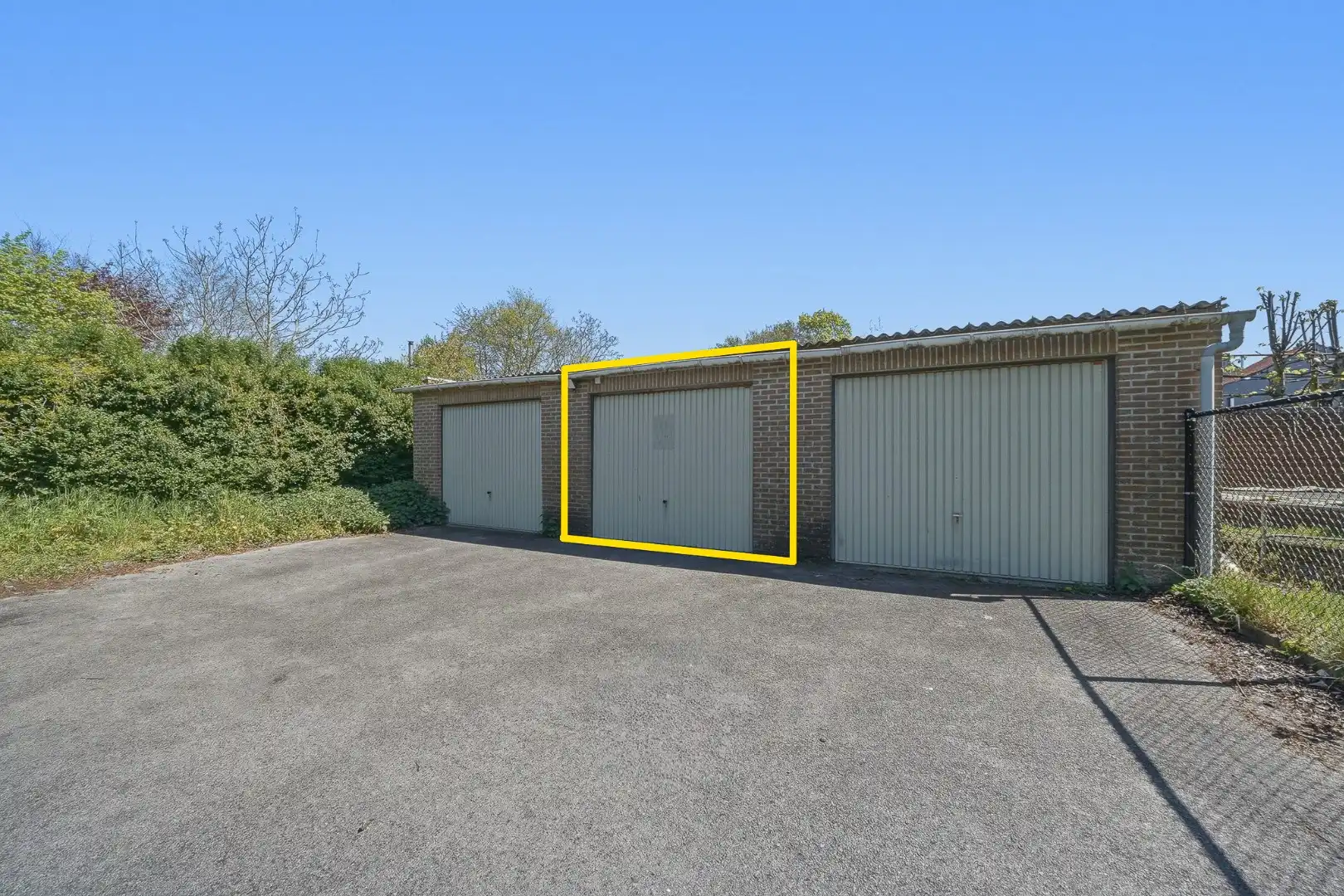 Garagebox in centrum Oudenburg foto {{pictureIndex}}