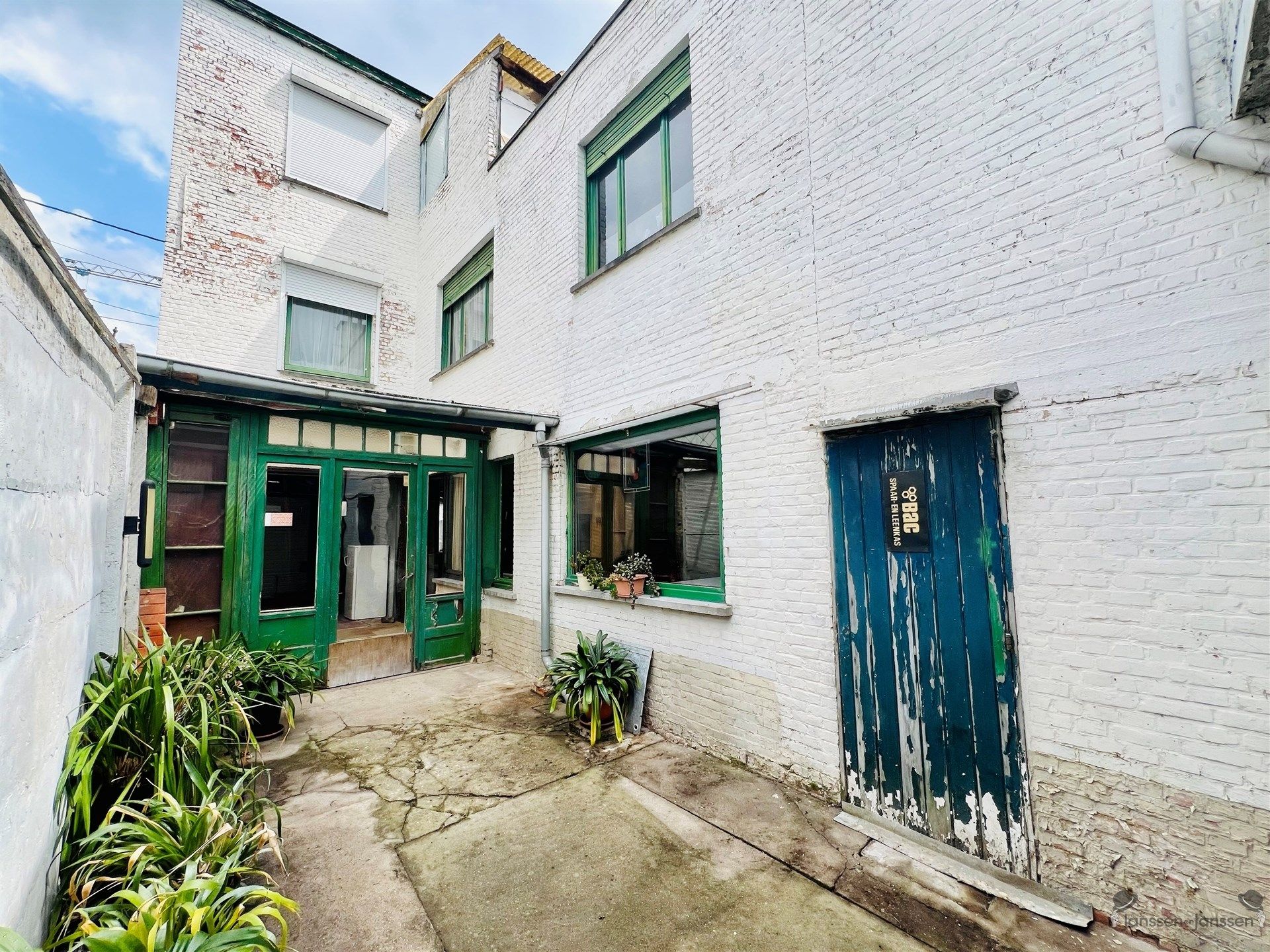 Te renoveren halfopen bebouwing met garage foto 14