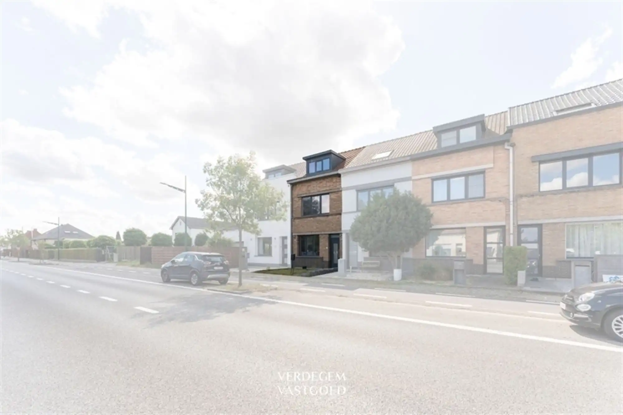 Zeer bereikbare gezinswoning met 4 slaapkamers en paadje naar zonnige tuin foto 6