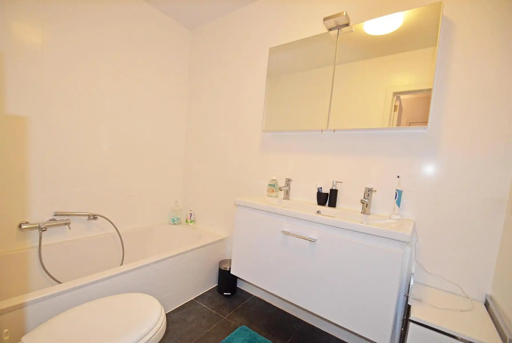 Mooi ongemeubeld appartement in hartje Zoute op wandelafstand van het Albertplein! foto 8