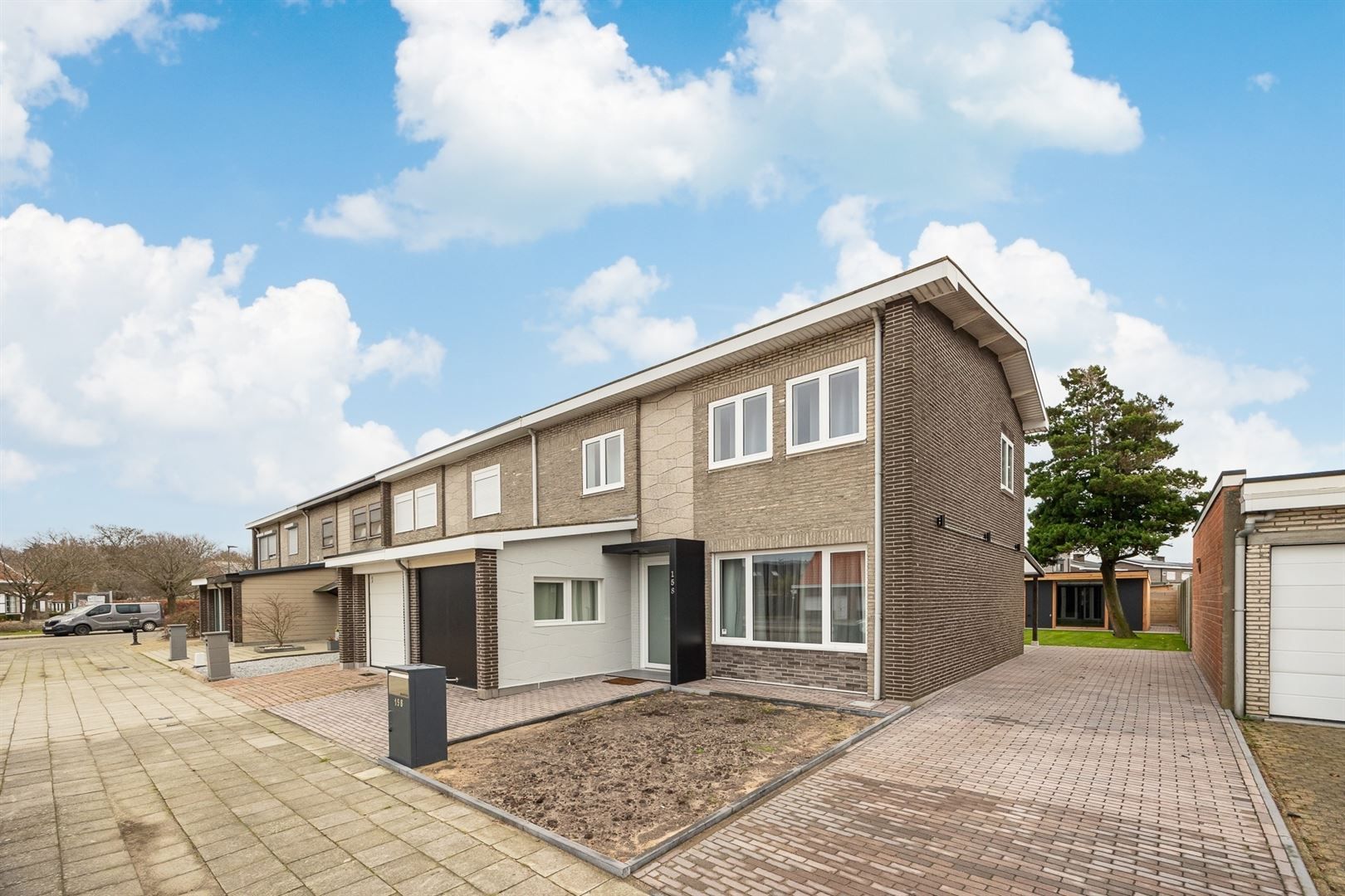 Volledig gerenoveerde woning met prachtige tuin en bijhuis foto {{pictureIndex}}