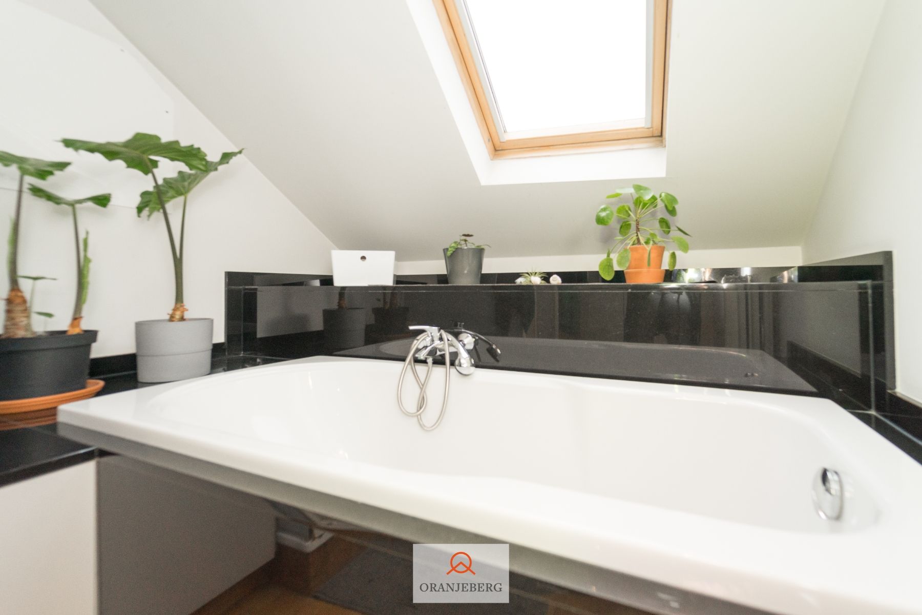 Prachtig BEMEUBELD dakappartement met terras vlakbij Zuid foto 25
