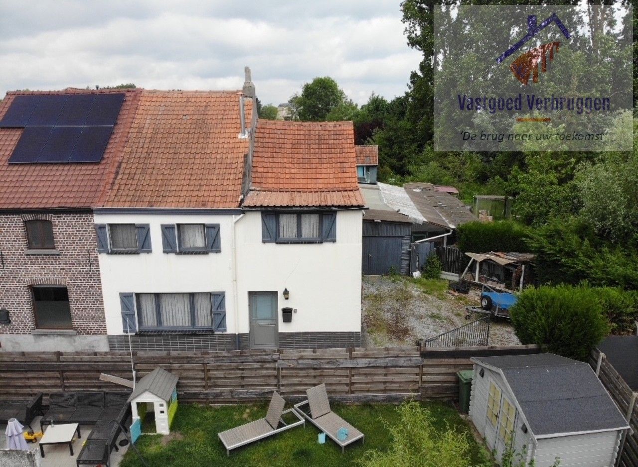 Rustig gelegen te renoveren halfopen bebouwing op ruim perceel van 16 are! foto 2