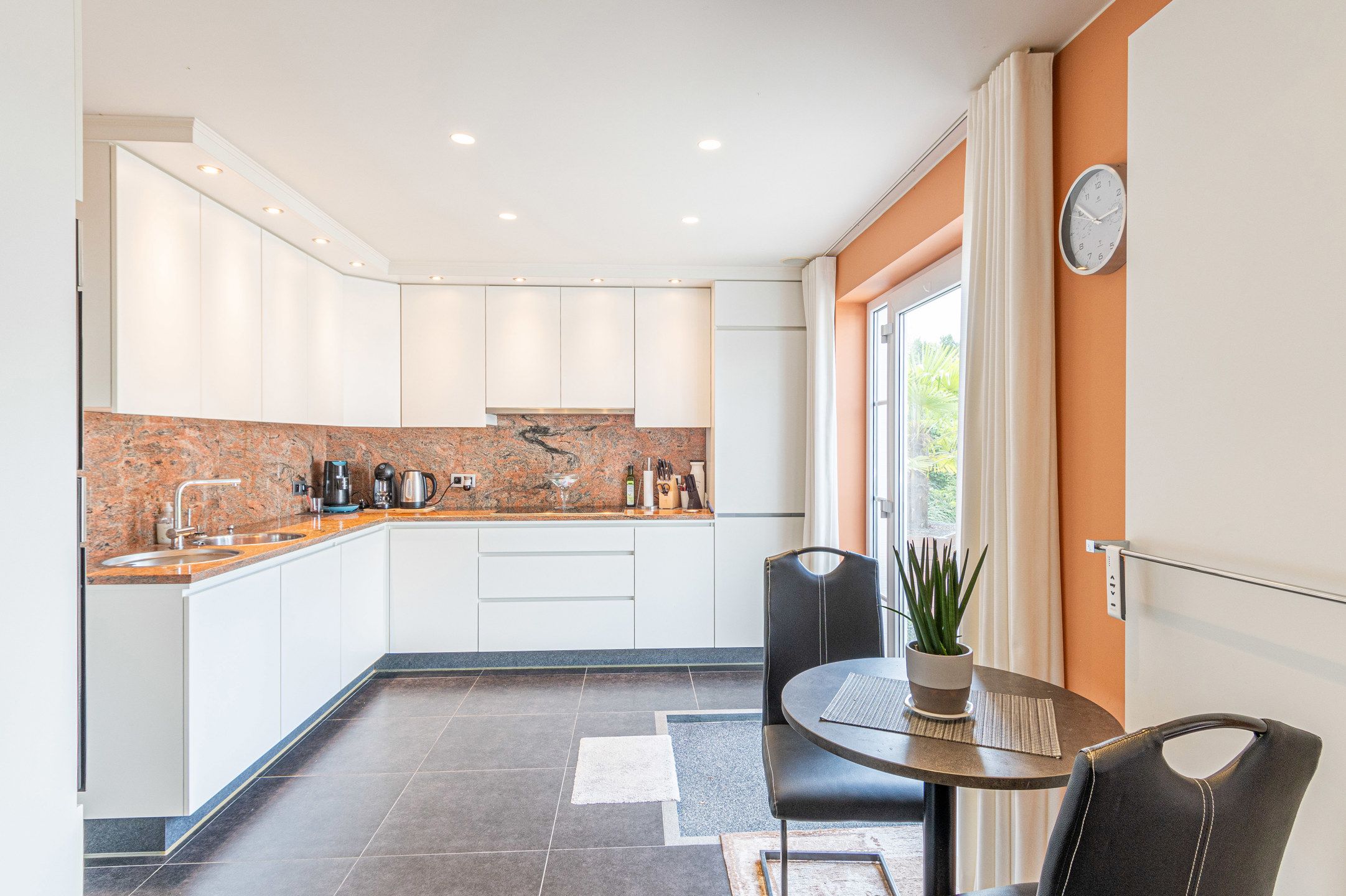 Prachtig gelijkvloers appartement met tuin & dubbele carport foto 13