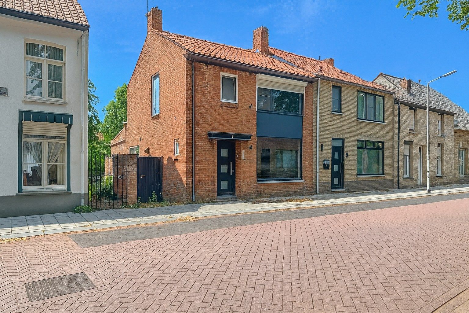 Gerenoveerde half vrijstaande woning met royale tuin en dubbele garage. foto 2