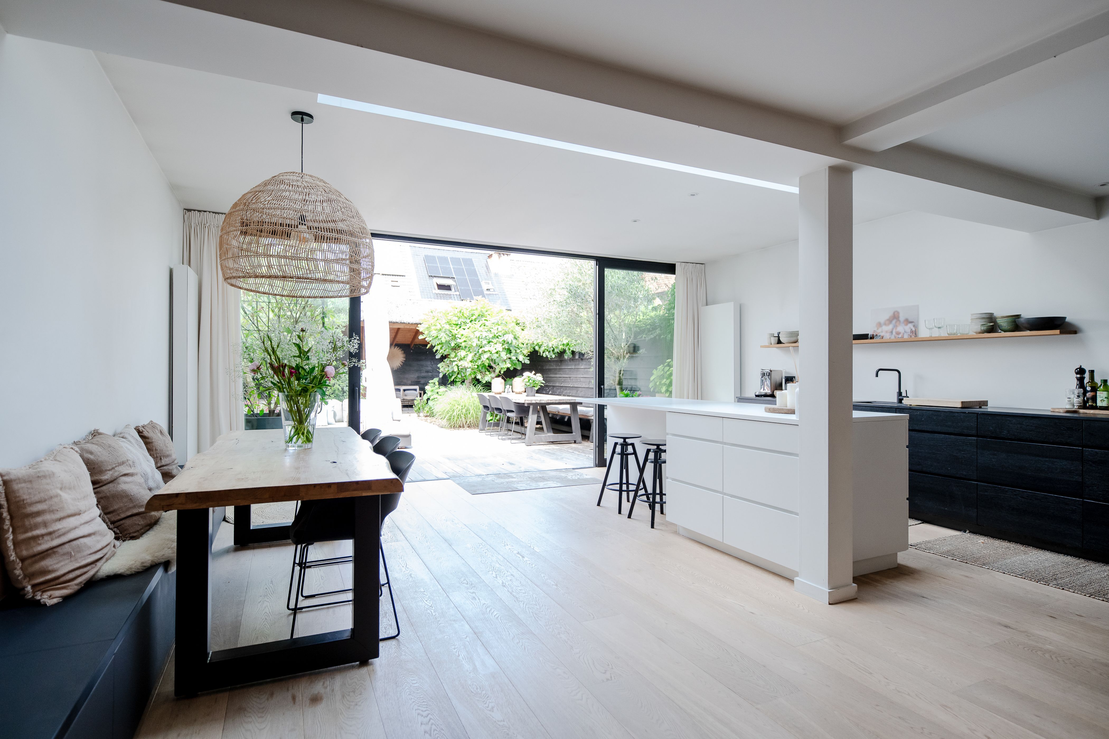Feelgood woning met 4 slpks, 2 badk en prachtige tuin foto 2