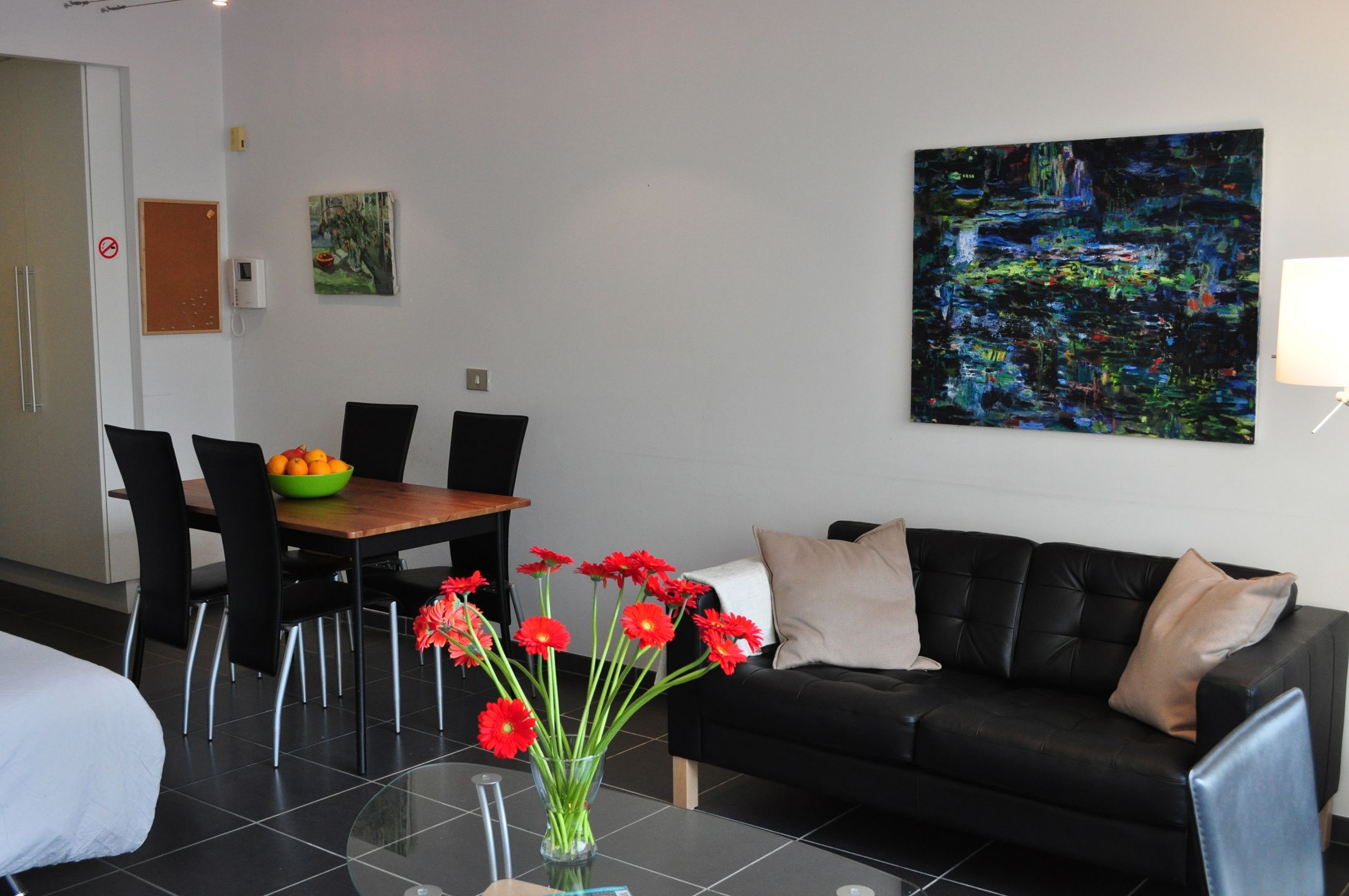 gemeubeld studio appartement aan het theaterplein foto {{pictureIndex}}