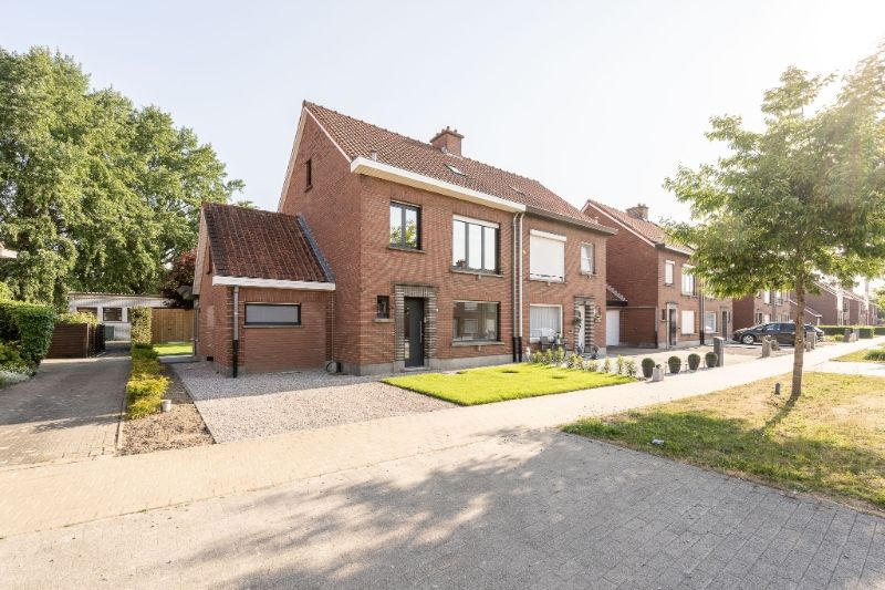 Volledig gerenoveerde halfopen bebouwing met tuin, veranda, kelder en vier slaapkamers in rustige buurt foto 2