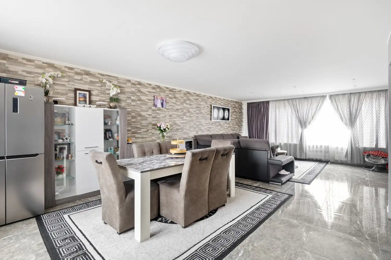 Ruime woning met studio, terras en tuin te koop in Wommelgem! foto 2