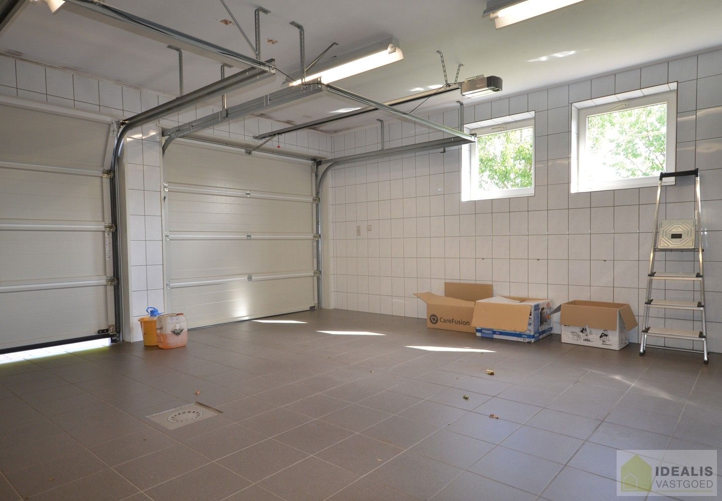 IDEALIS VASTGOED – Charmante, instapklare woning in een groene, rustige omgeving in hartje Hechtel (Hechtel-Eksel) met +-370m² bewoonbare oppervlakte! Deze gezellige woning biedt een aangename leefruimte, maar liefst 5 slaapkamers, 2 badkamers, een praktische indeling én een ruime tuin waar je volop kan genieten van het uitzicht. Het pand bevindt zich op een mooi breed perceel en is ideaal voor wie houdt van rust en privacy, maar toch een vlotte verbinding wenst naar omliggende gemeenten en steden. foto 33