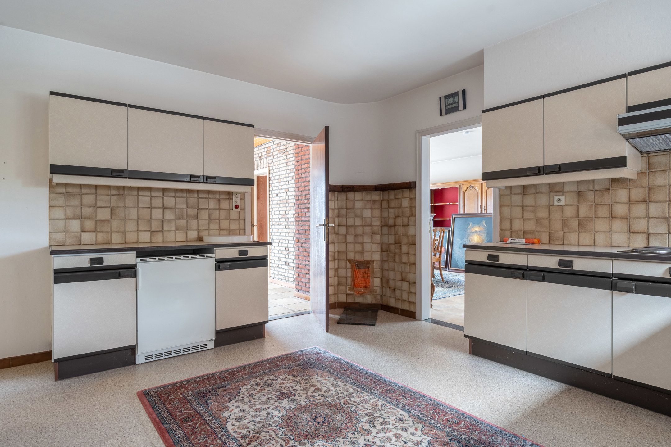 Ruime, te renoveren woning met vergund magazijn te Beerse foto 9