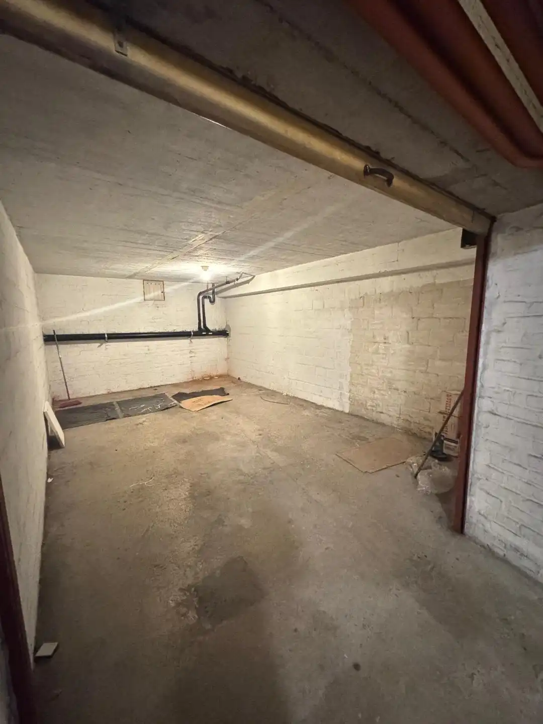 Gesloten garagebox te huur op de Leopoldlaan! foto 3