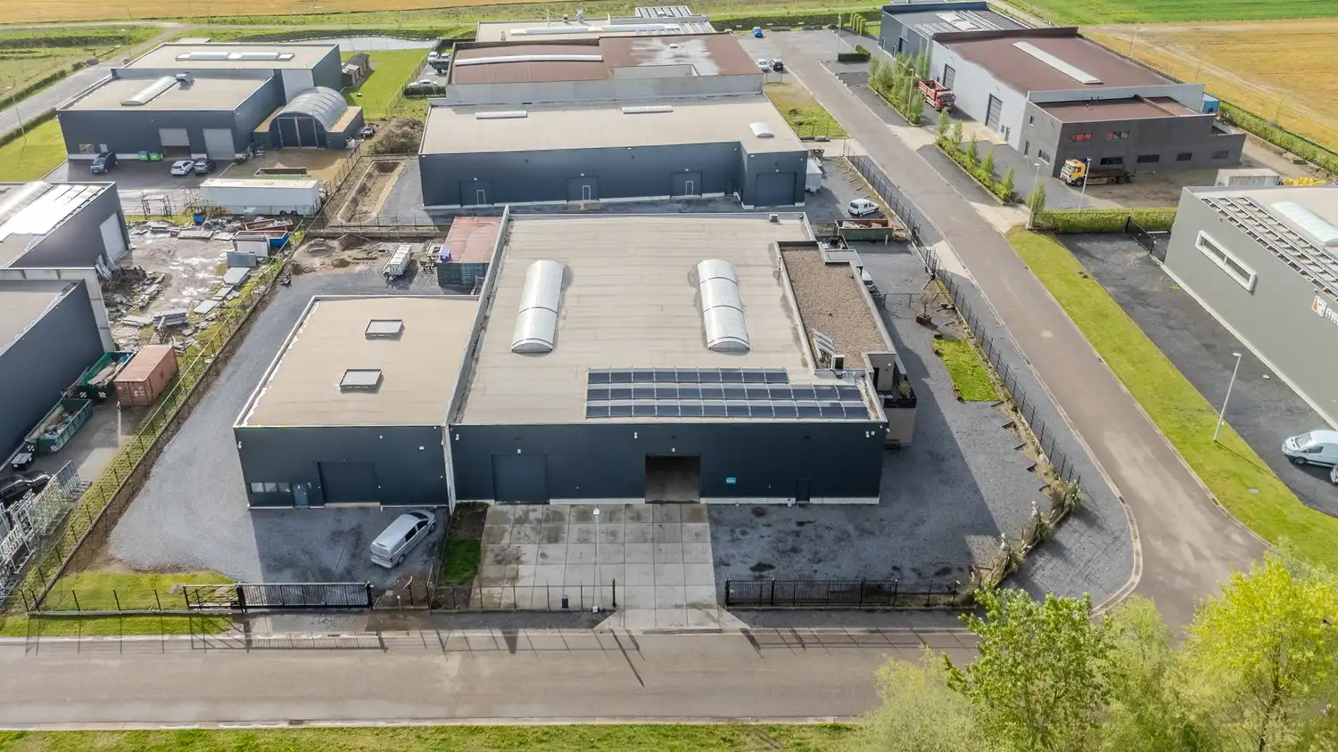 Multifunctioneel industriecomplex met woongelegenheid op topligging te Lanaken foto 8