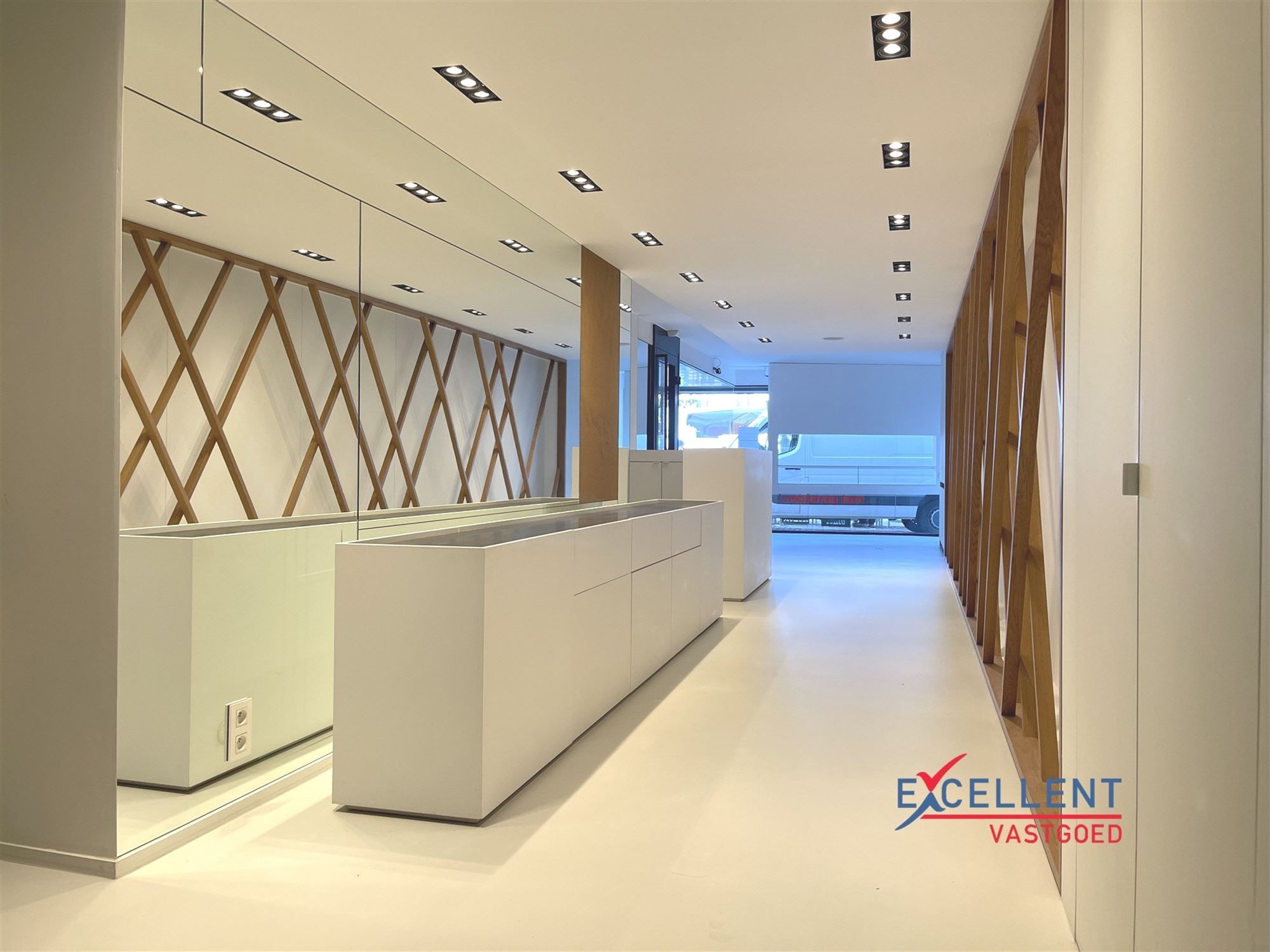 Handelsruimte te huur op de Markt van Deinze foto {{pictureIndex}}