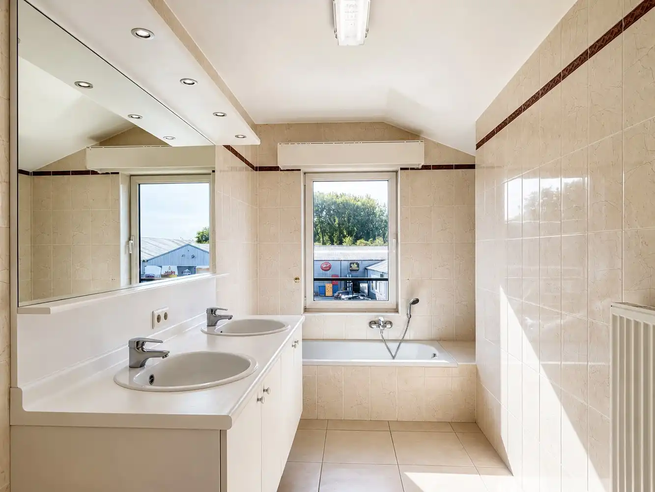 Instapklaar en zonnig twee slaapkamer appartement in het centrum van Eke foto 9