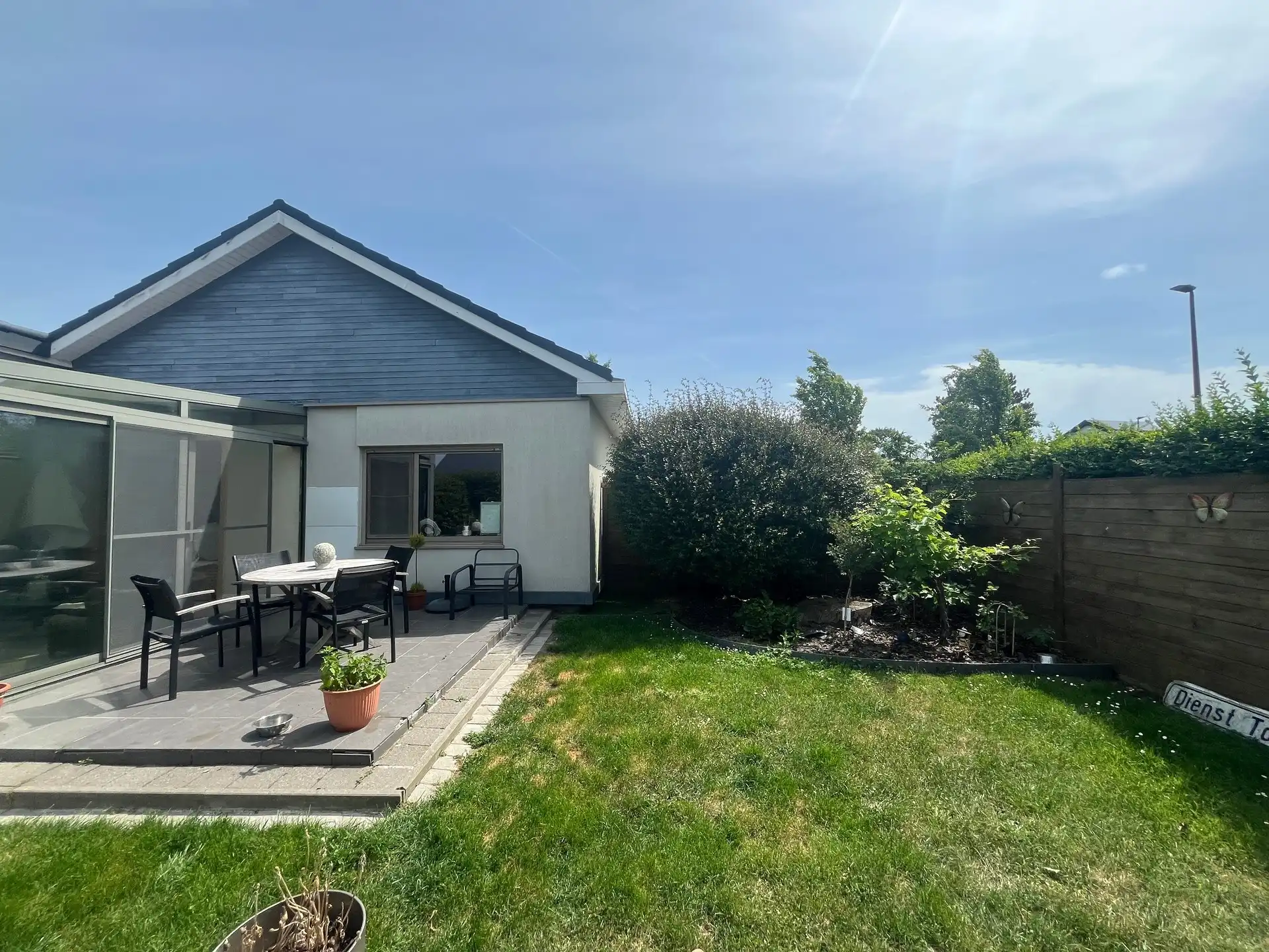 Ruime bungalow met grote tuin in rustige buurt foto 14
