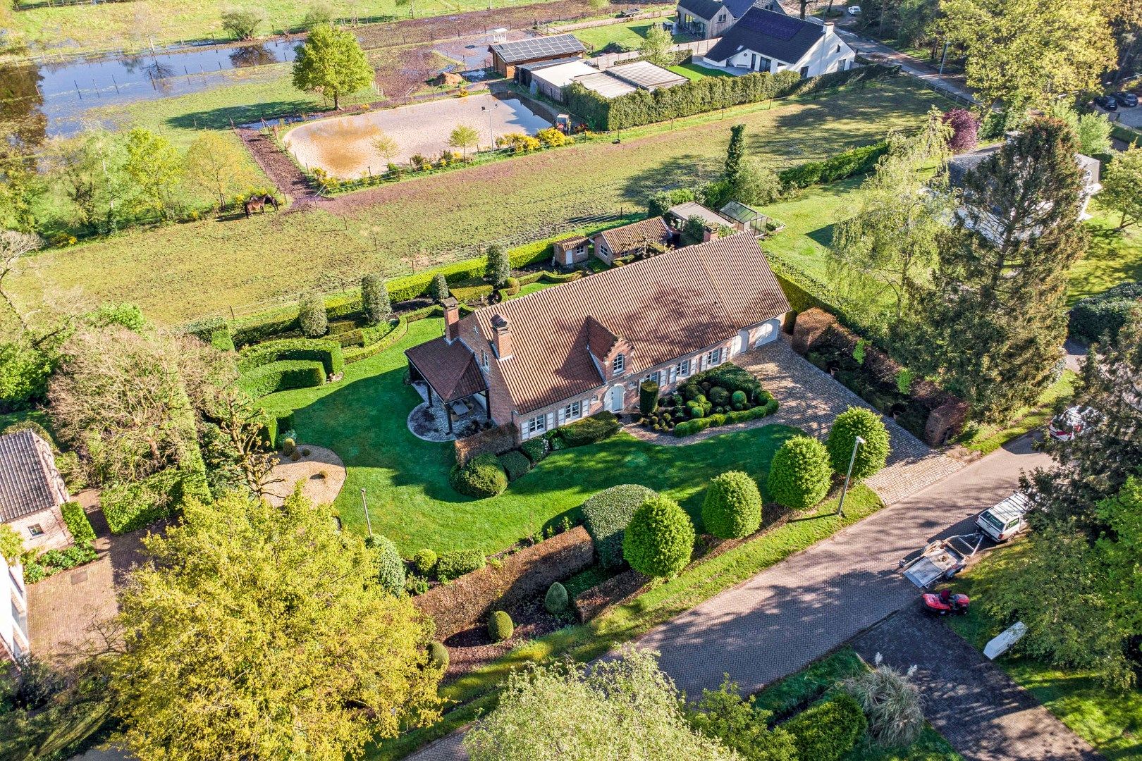 Ruim ingedeelde, goed onderhouden villa op een rustige locatie. foto 1