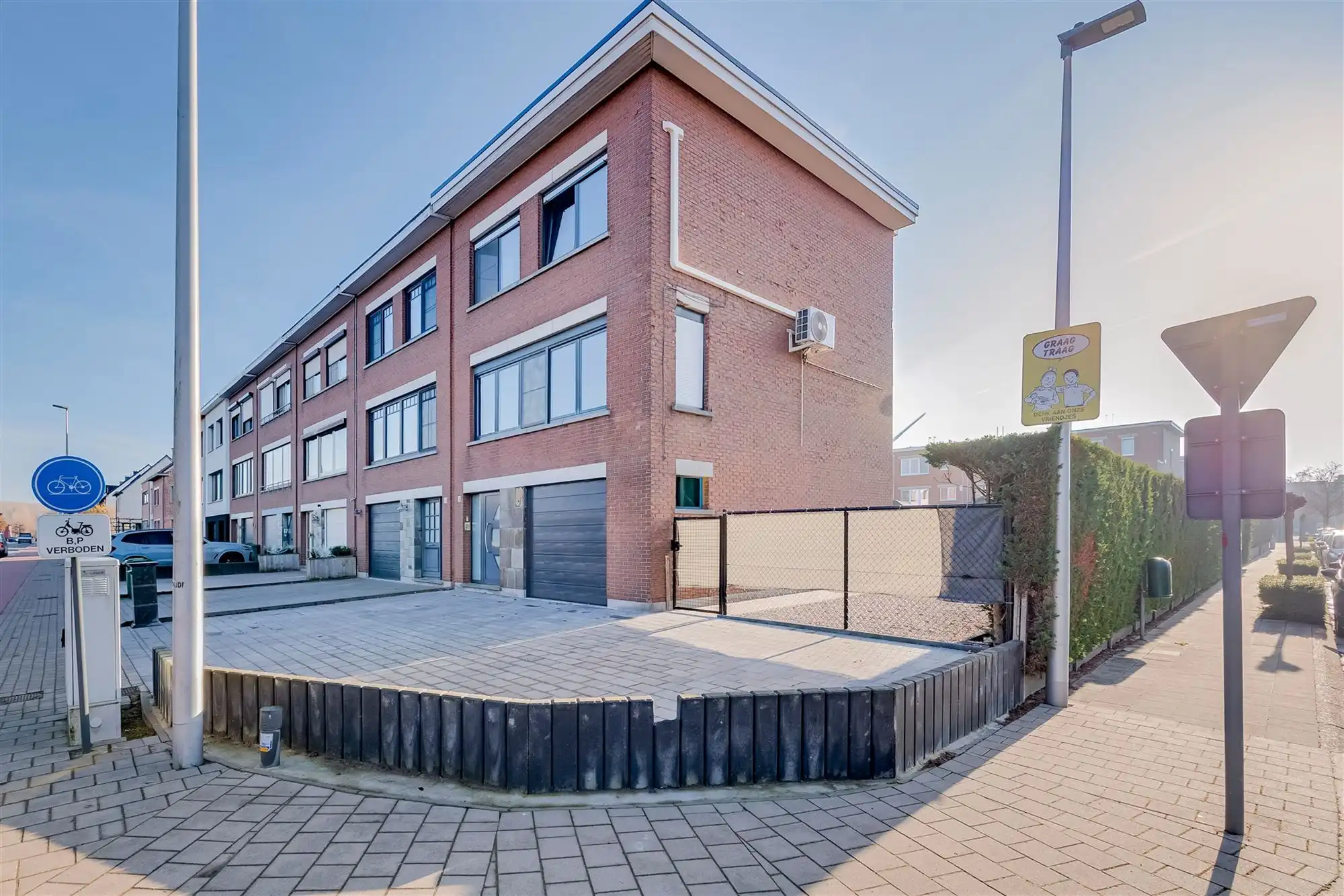 Ruime HOB met 3 slaapkamers, garage en Z-tuin. foto 2