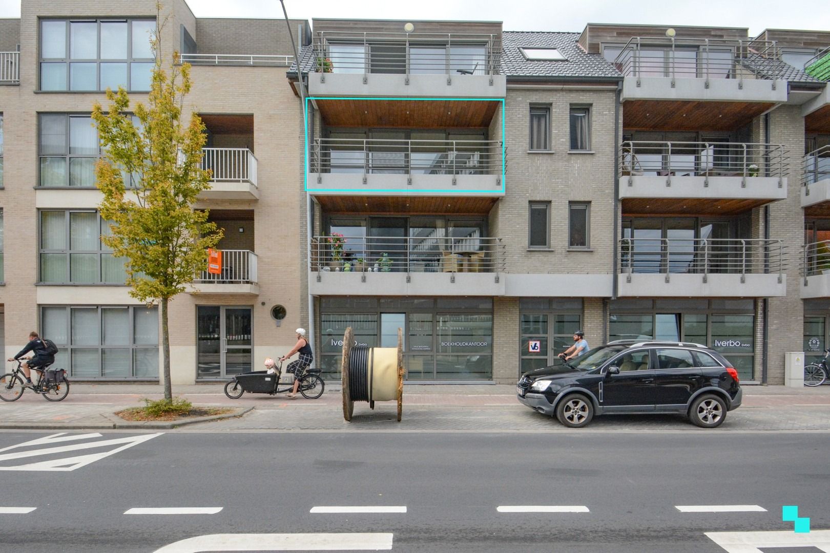 Ruim tweeslaapkamer appartement met terras, garage en staanplaats foto 1