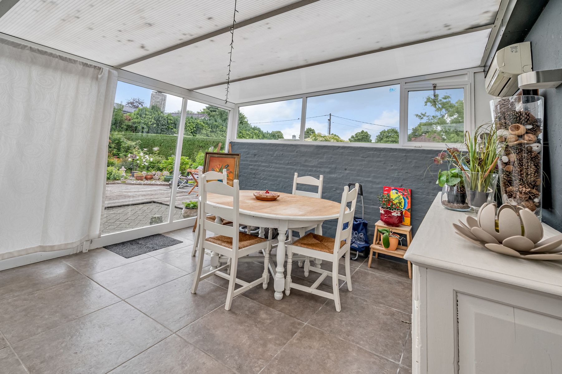 Instapklare en goed onderhouden villa met tuin en garage foto 11