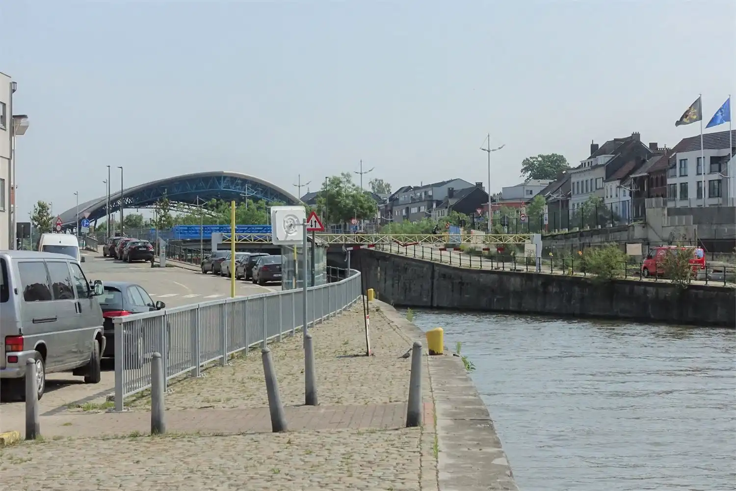 Centraal gelegen appartement met zicht op de vaart ,2 slaapkamers, terras en afgesloten staanplaats. foto 15
