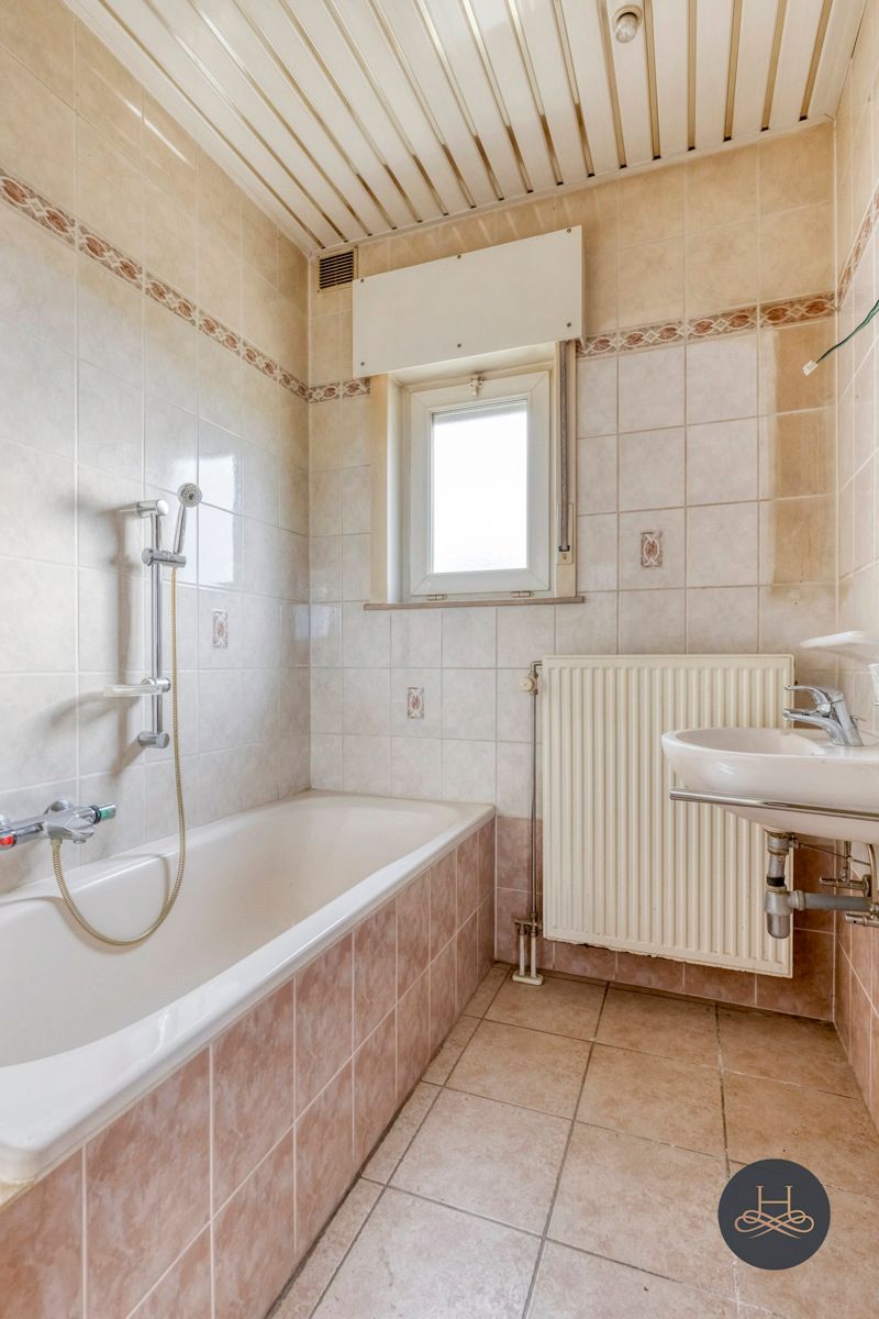 Renovatiewoning met grote garage foto 16