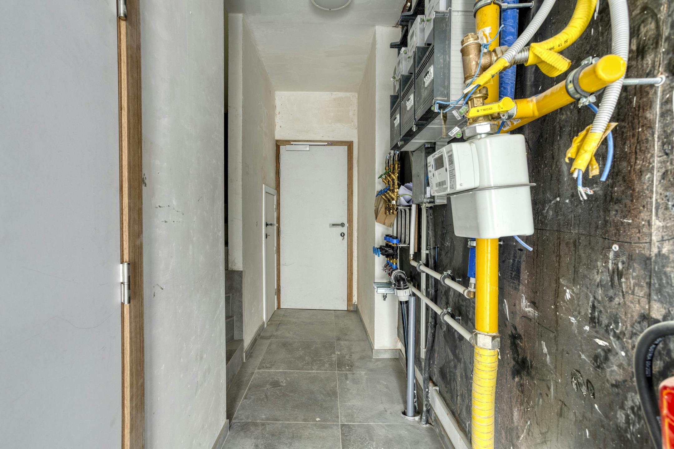 Pand met 2 gerenoveerde appartementen en winkel te Veurne. foto 17