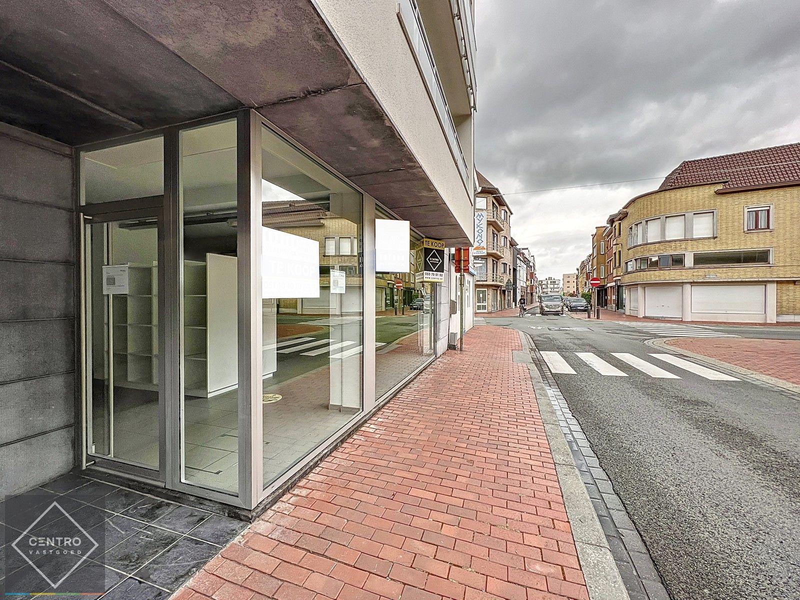 Handelspand  (winkel/kantoor) van 177m² mét patio te koop centrum Roeselare. Huur-koop is mogelijk ! foto 2