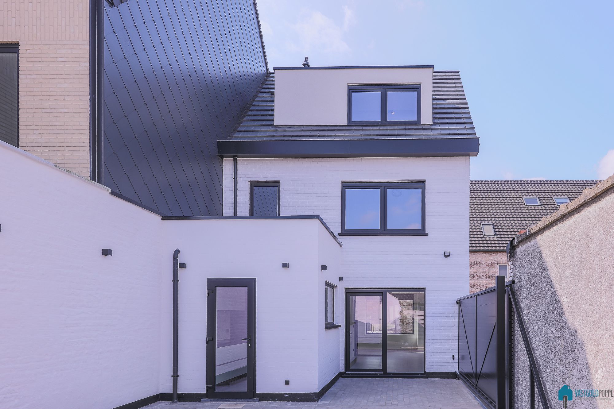 KWALITATIEF GERENOVEERDE ÉÉNGEZINSWONING MET TERRAS & TUIN foto 2