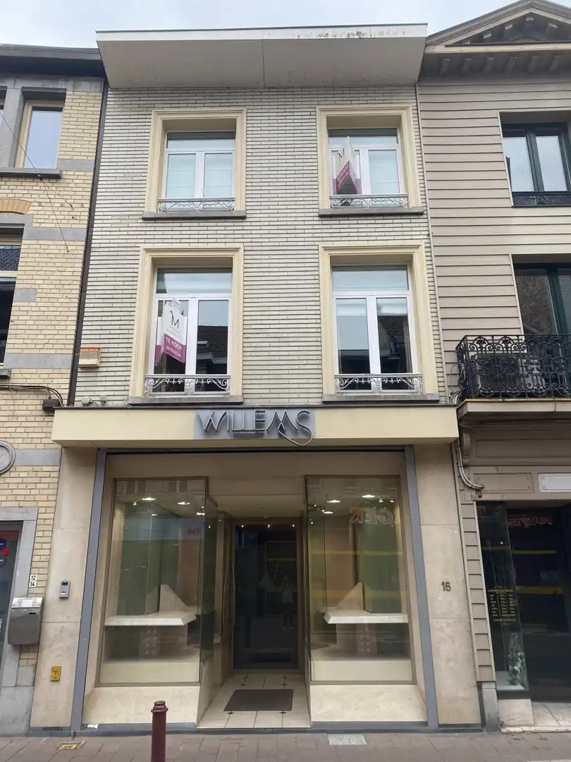 Handelspand met ruime woonst in het hart van Geraardsbergen foto {{pictureIndex}}