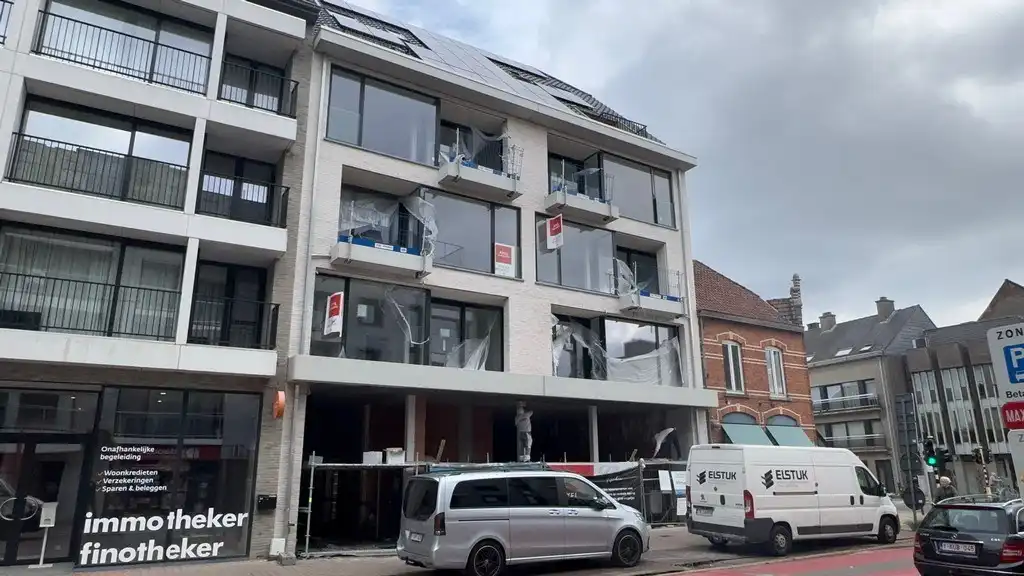 Nieuwbouw winkelruimte te koop op toplocatie in Deinze foto {{pictureIndex}}