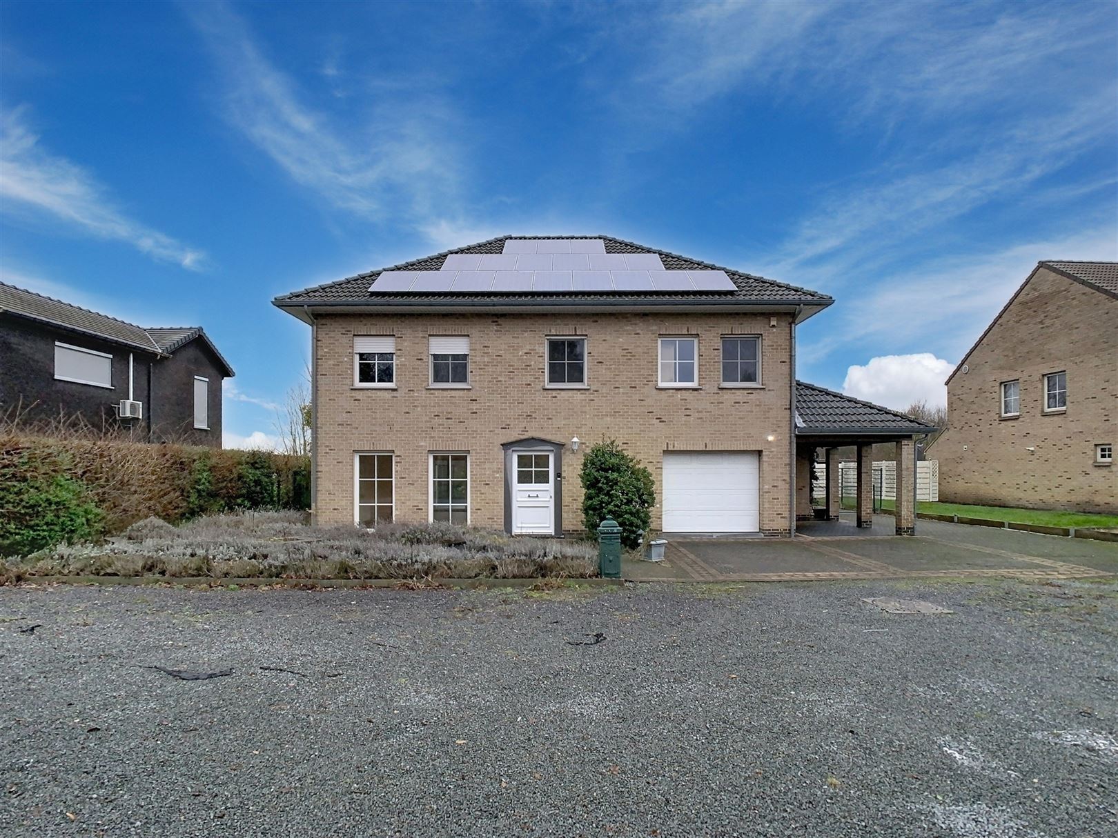 RUIME VILLA MET 4 SLPK EN MOOIE TUIN foto {{pictureIndex}}