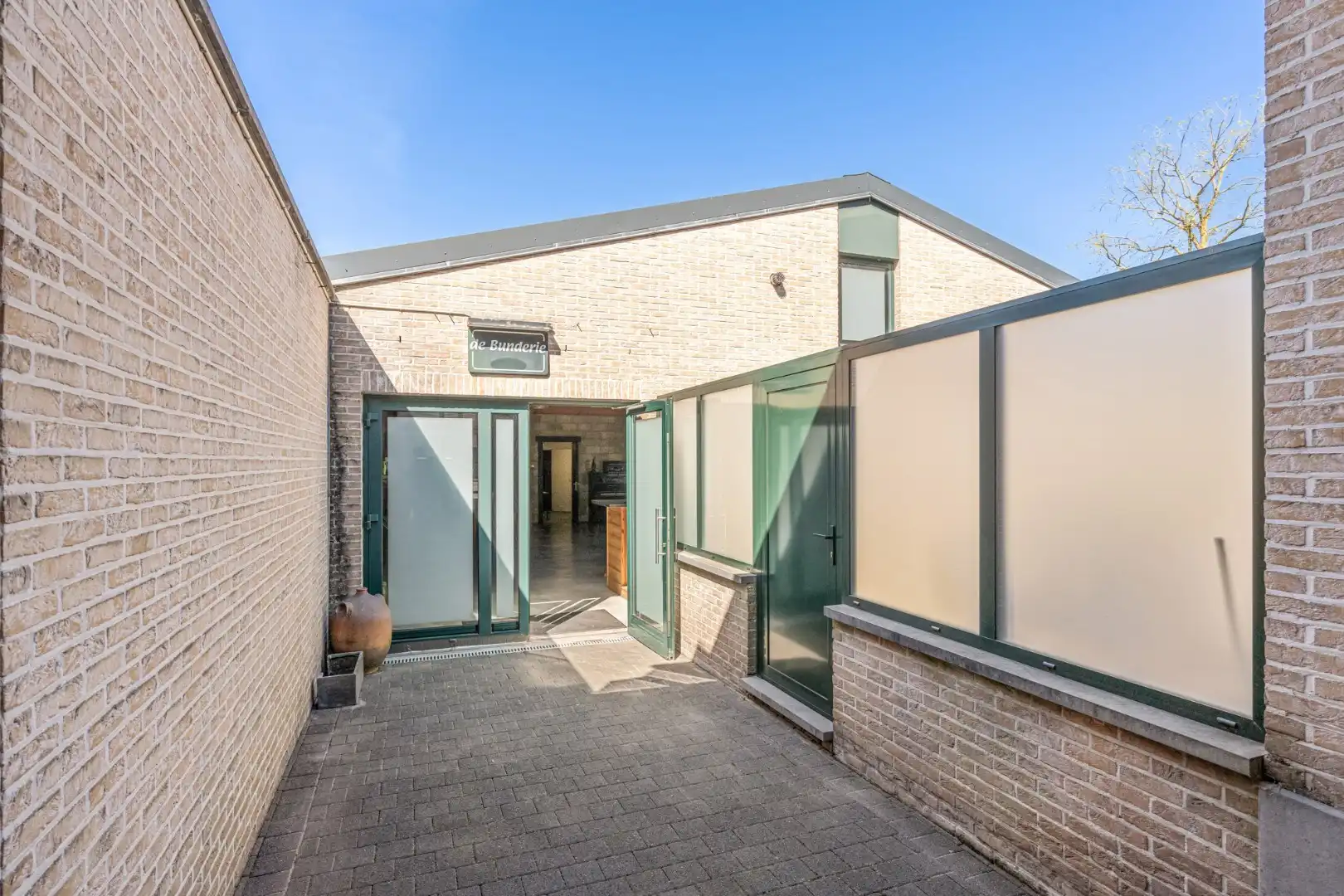 Gelijkvloersappartement (96m²) met 1 a 2 slaapkamers met ruim terras en standplaats - met achterliggende polyvalente ruimte (148 m²) foto 24