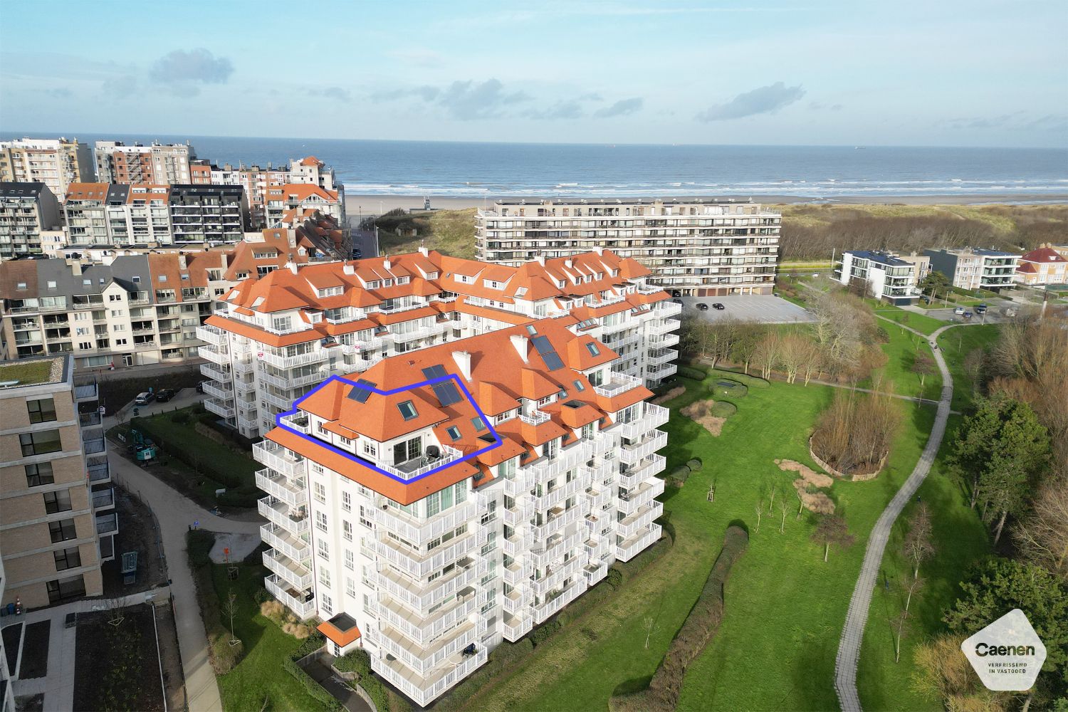 Hoog kwalitatief afgewerkt dakappartement met prachtig zicht nabij het strand foto {{pictureIndex}}